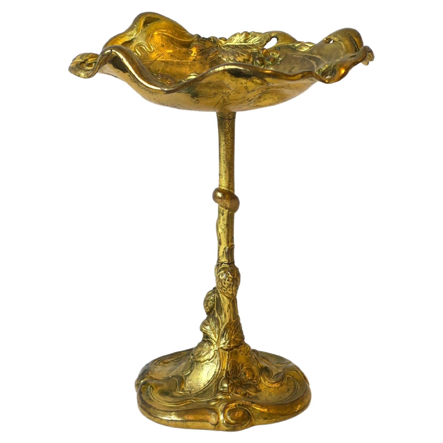 Tazza a forma di composta dorata in stile Art Nouveau