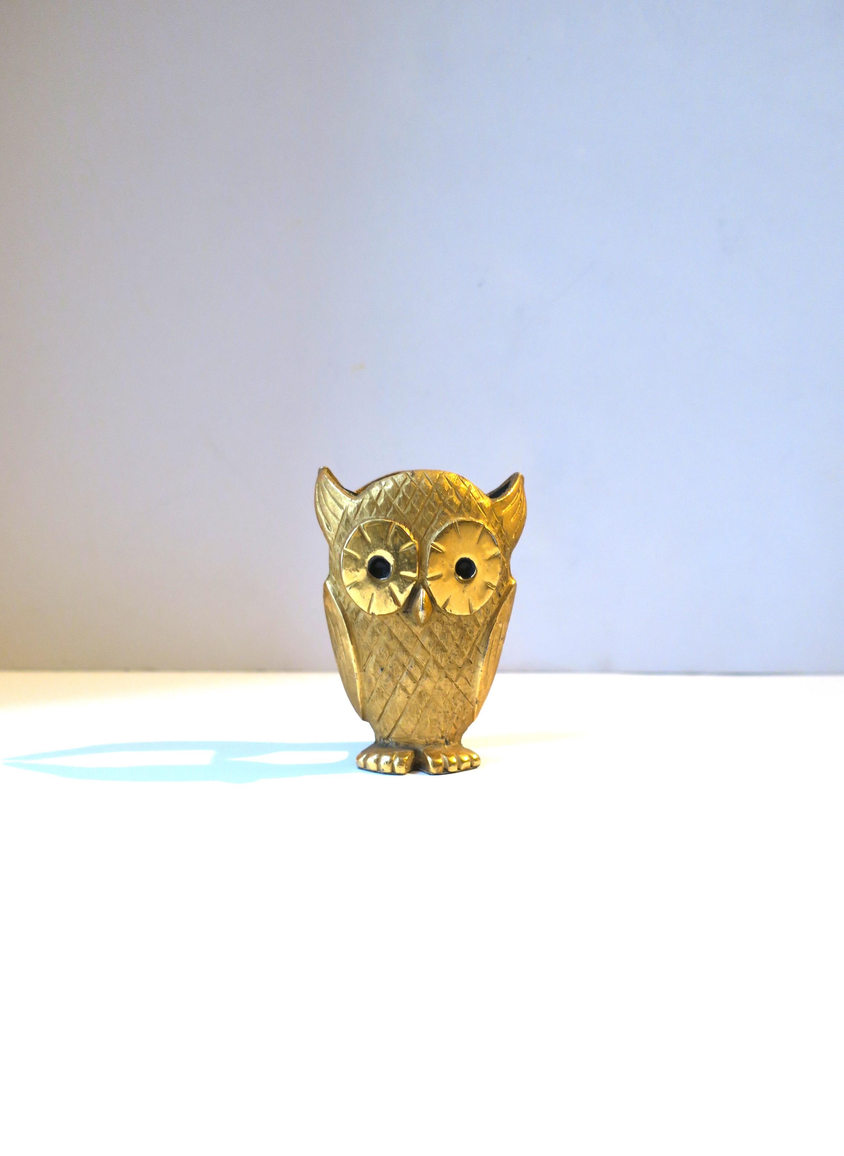 A beautiful and substantial gold gilt bronze owl bird eyeglass holder, circa 1960s. Piece is beautifully detailed as shown. Great as a standalone sculpture piece or for its intended use, an eyeglass holder (as demonstrated.) Use on a desk,
