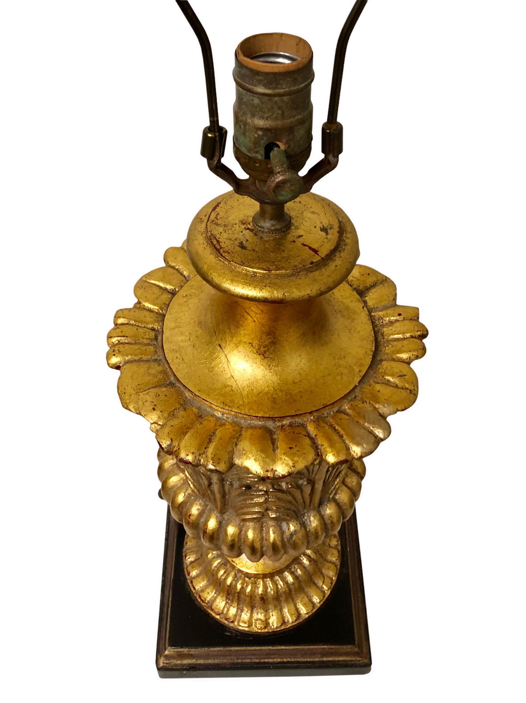 Une seule lampe en or doré dans le style empire. Elle est très joliment dorée et le nom de la société figure en bas. La lampe a les fiches, la douille et la harpe d'origine et fonctionne très bien. Vers les années 1940. 