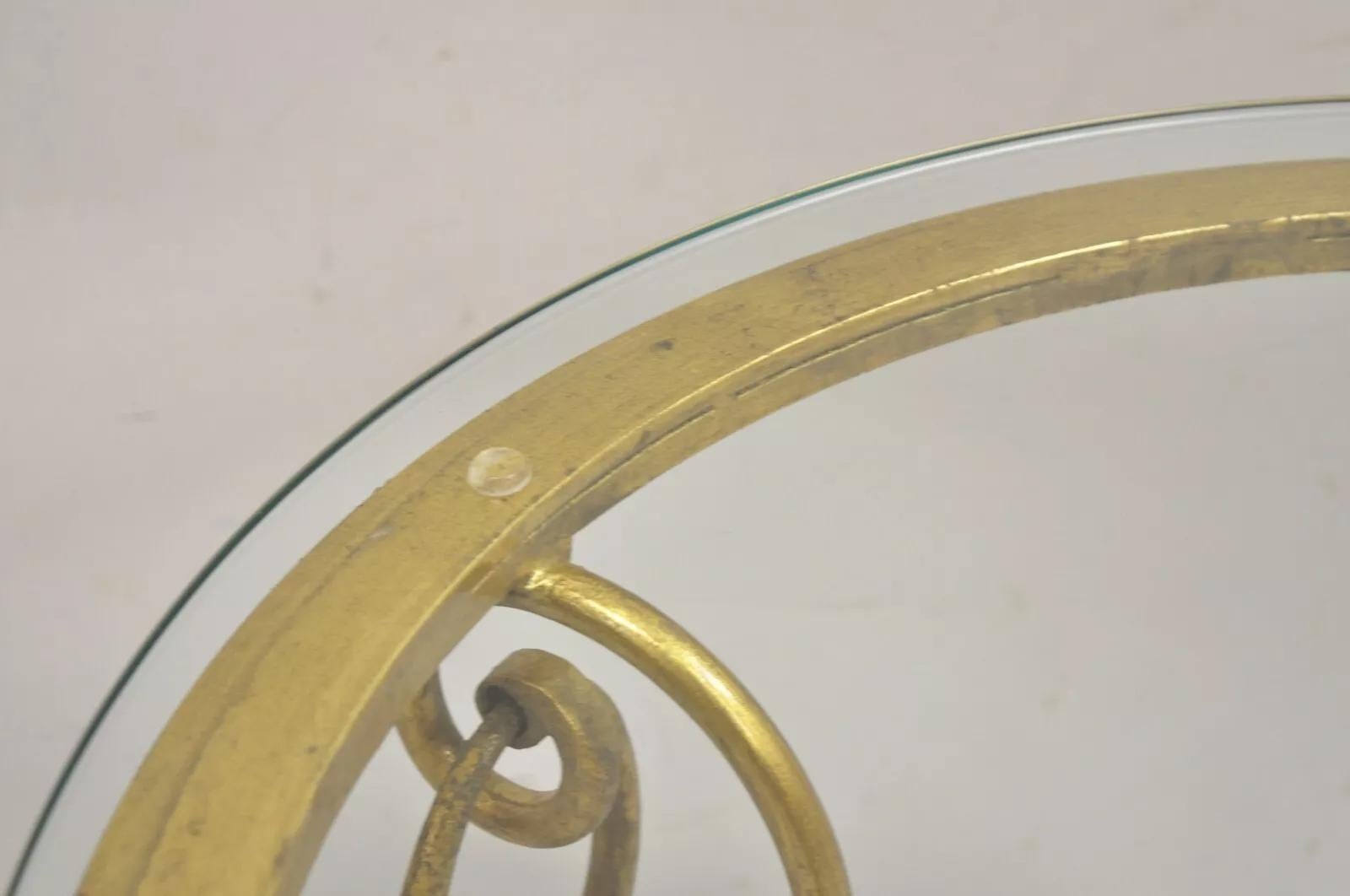 Mesa auxiliar redonda de hierro dorado y cristal estilo René Drouet en venta 3