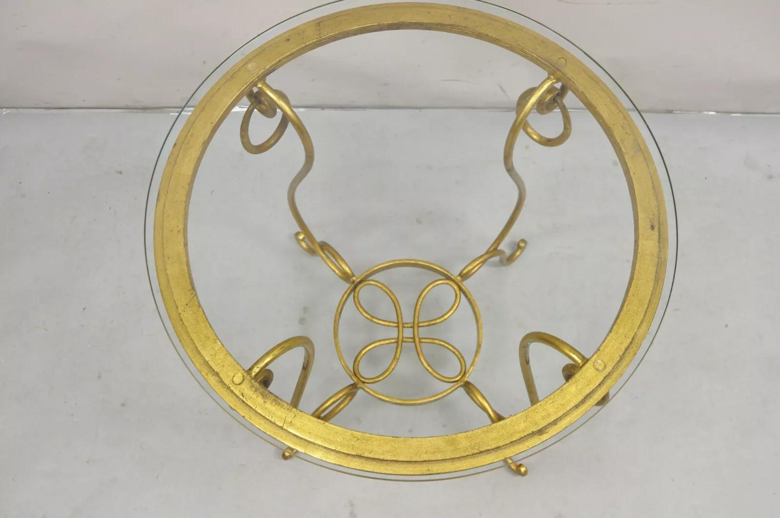 Mesa auxiliar redonda de hierro dorado y cristal estilo René Drouet Vidrio en venta
