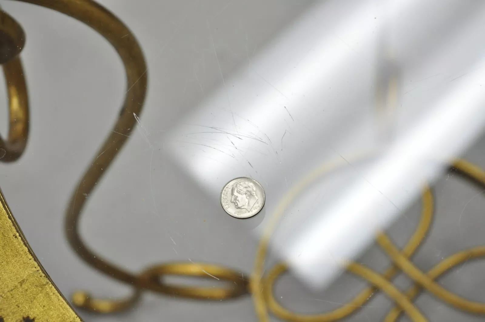 Mesa auxiliar redonda de hierro dorado y cristal estilo René Drouet en venta 1