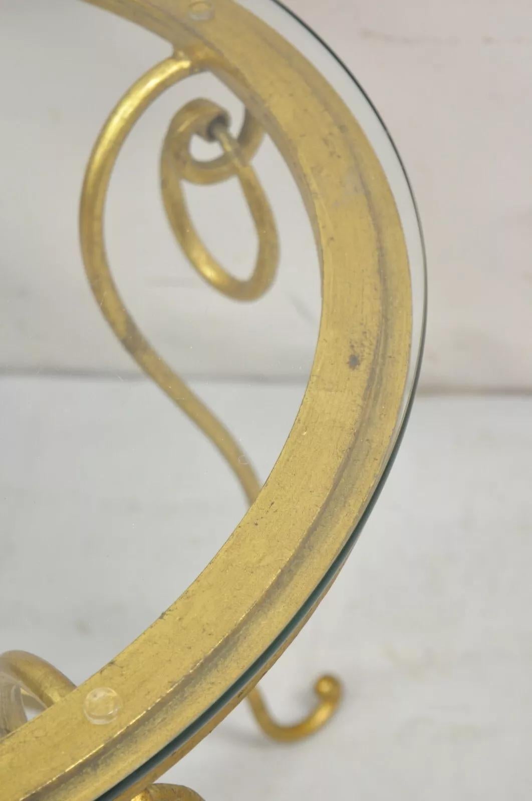 Mesa auxiliar redonda de hierro dorado y cristal estilo René Drouet en venta 2