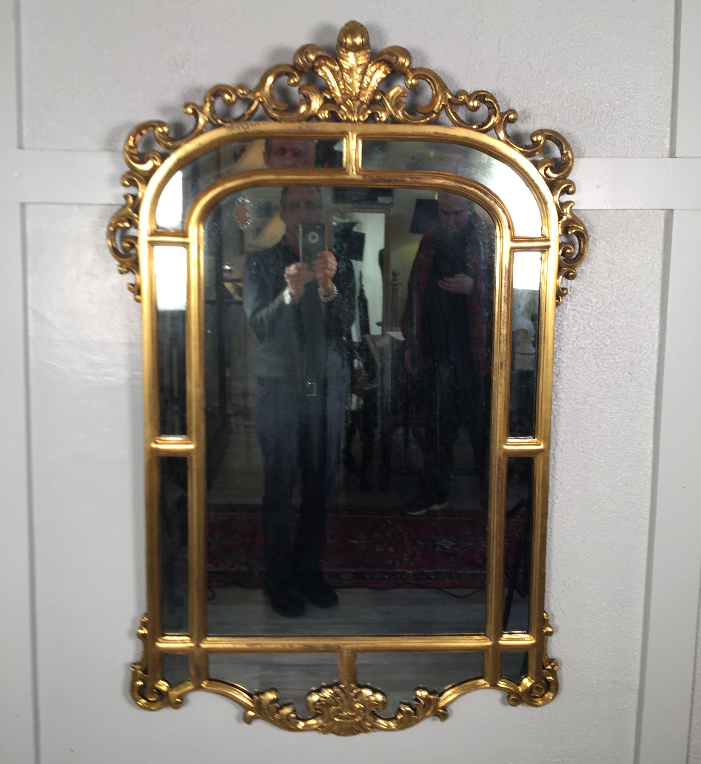 Specchio in stile francese dorato in condizioni originali, lo specchio presenta perdite dovute all'età dell'argento. Bello specchio dorato in condizioni originali per i puristi, circa 1890.
Dimensioni: 33