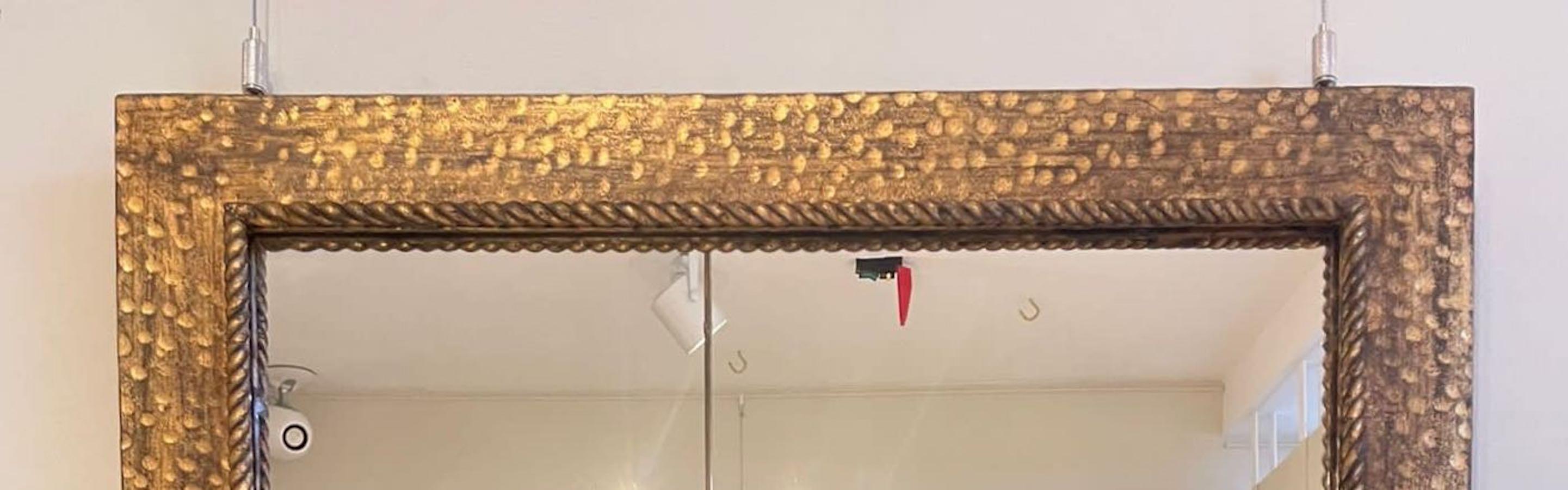 Gold vergoldeter, gehämmerter und geschmiedeter Metallrahmen Rechteckiger Spiegel, Spanien, 1950er Jahre (Geschmiedet) im Angebot