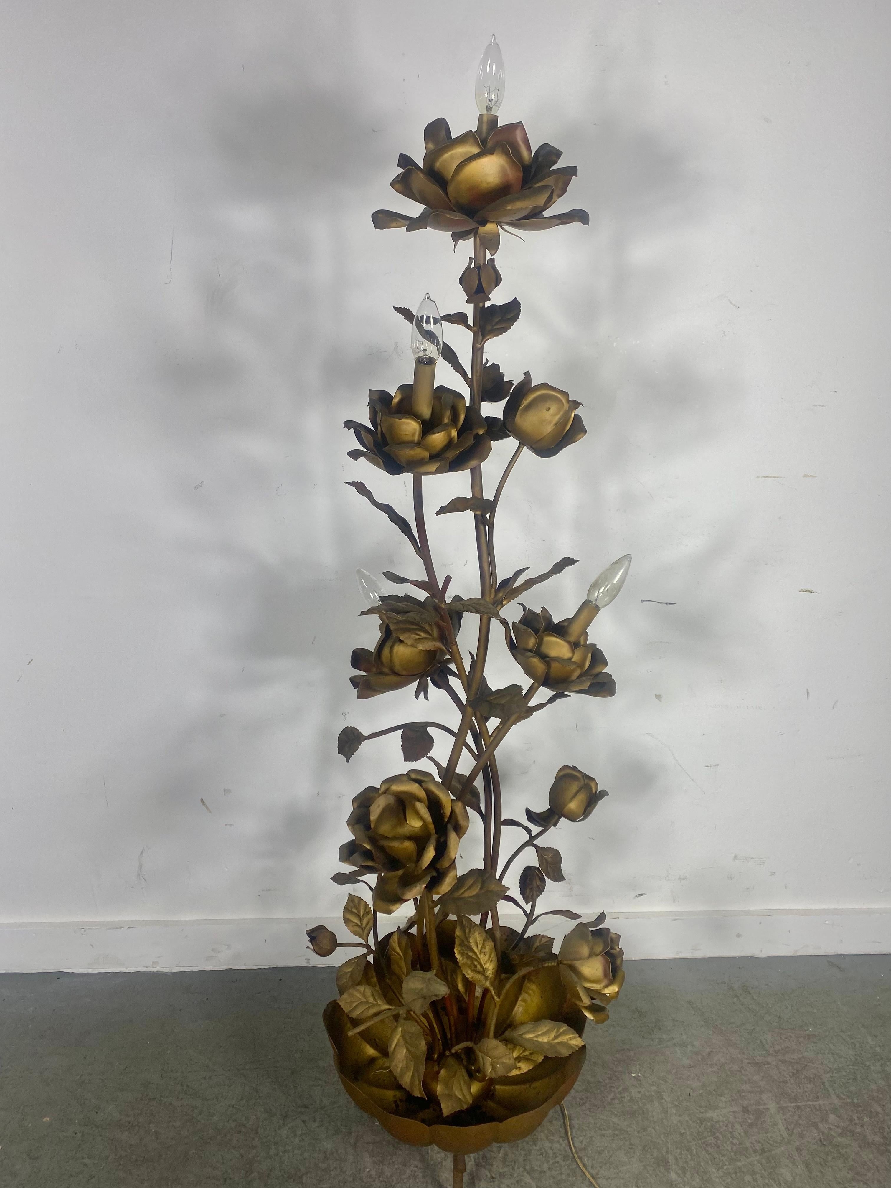 Vergoldete italienische Regency-Blumen-Stehlampe/Skulptur von Banci Firenze, vergoldet (Mitte des 20. Jahrhunderts) im Angebot