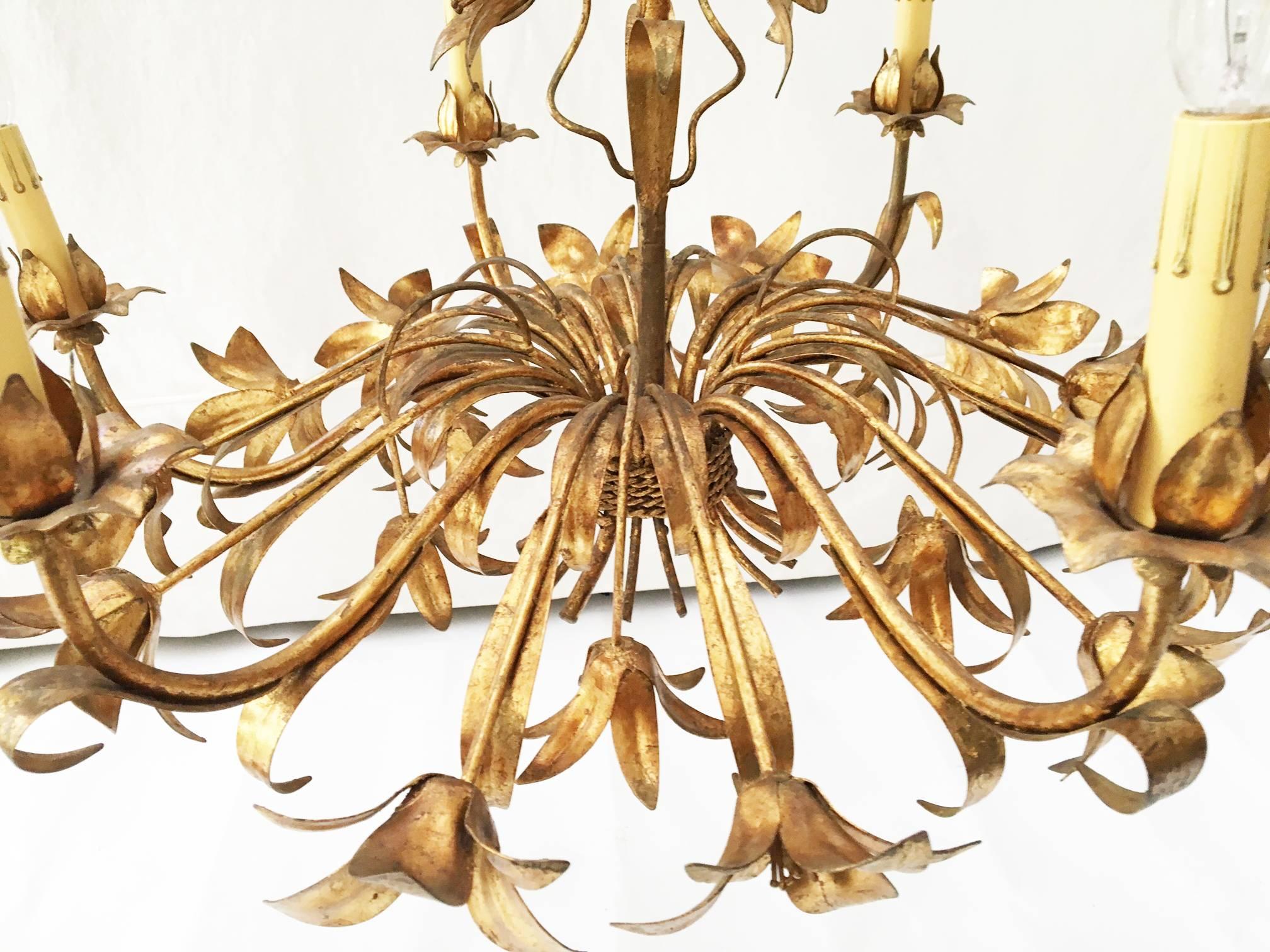 Schöner italienischer Kronleuchter mit sechs Lichtern in Gold vergoldet. Ungewöhnliche Form:: die einer klassischen Leuchte einen modernen Touch verleiht. Keine Markierungen. Sehr guter alter Zustand.
