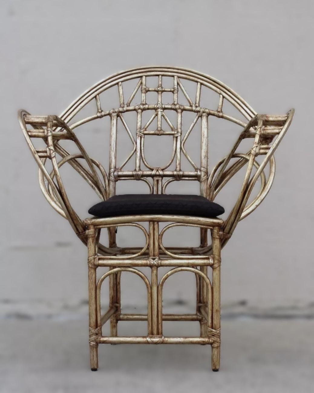 Chaise papillon en rotin de bambou doré par Edward Tuttle pour McGuire San Francisco. Ajoutez une élégance moderne à votre espace avec la célèbre chaise Butterfly de McGuire, une étude de la fluidité. Le design moderne organique, gracieux et