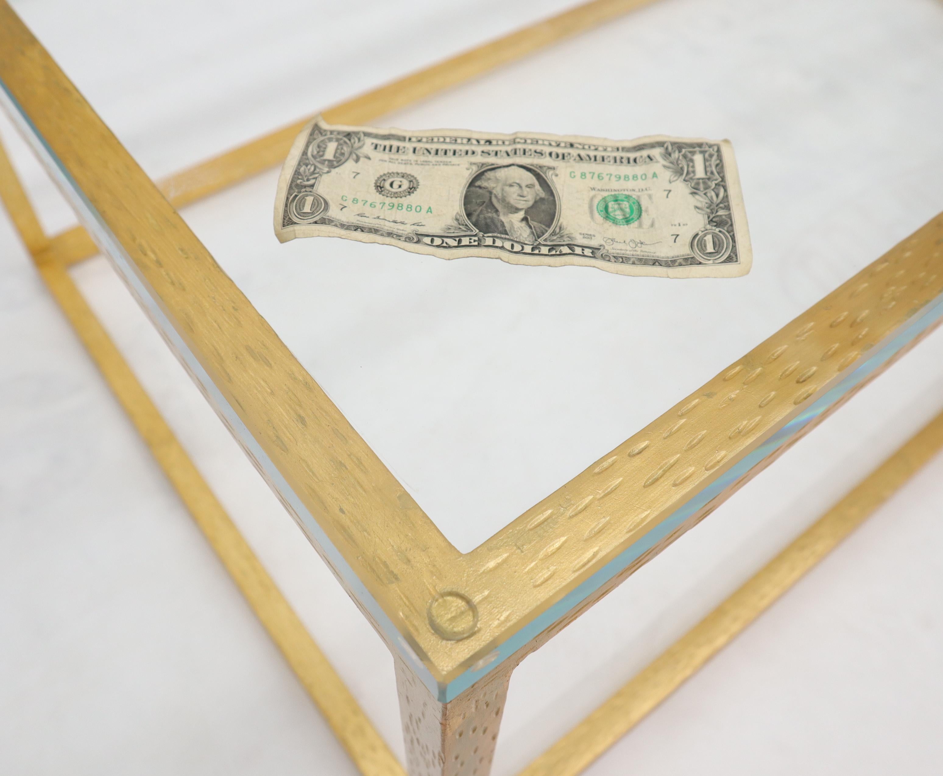 Table basse à cadre rectangulaire doré et doré avec plateau en verre épais en vente 2