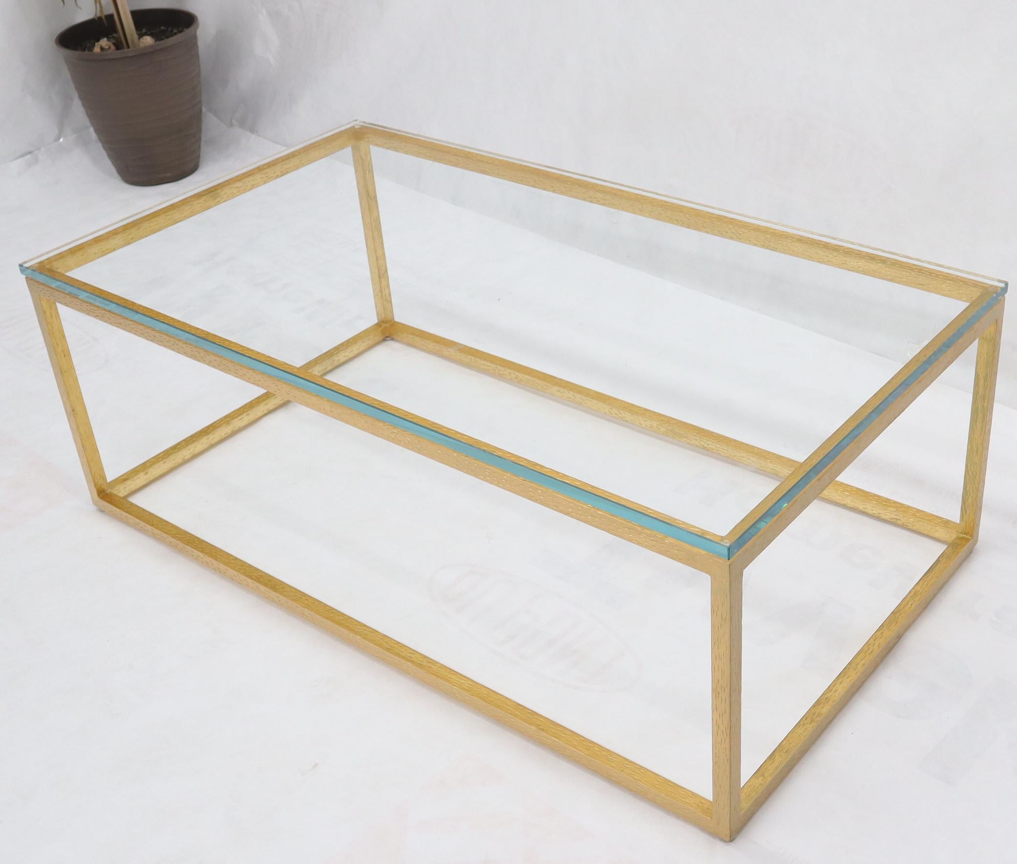 Mid-Century Modern Table basse à cadre rectangulaire doré et doré avec plateau en verre épais en vente