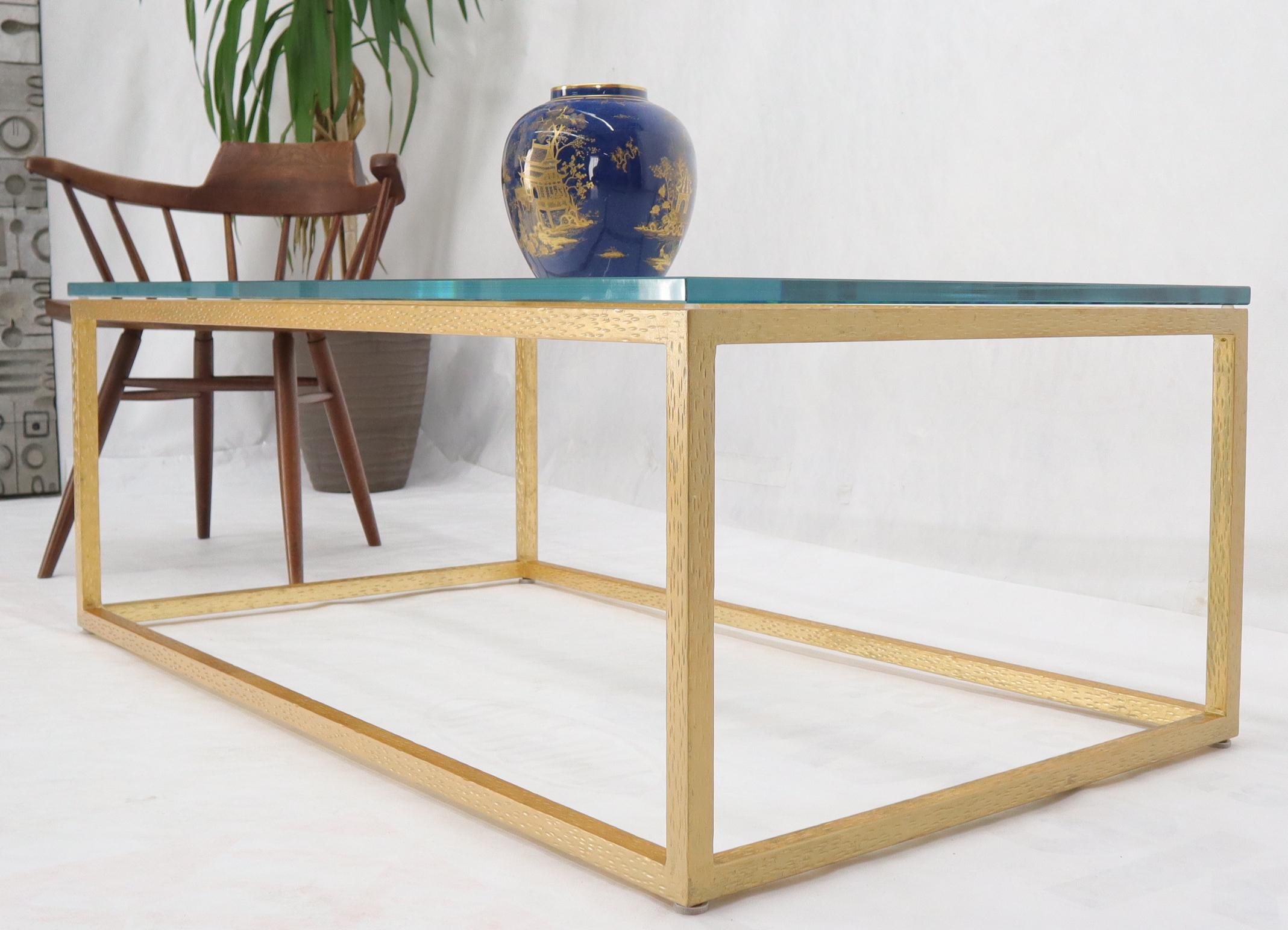 Doré Table basse à cadre rectangulaire doré et doré avec plateau en verre épais en vente
