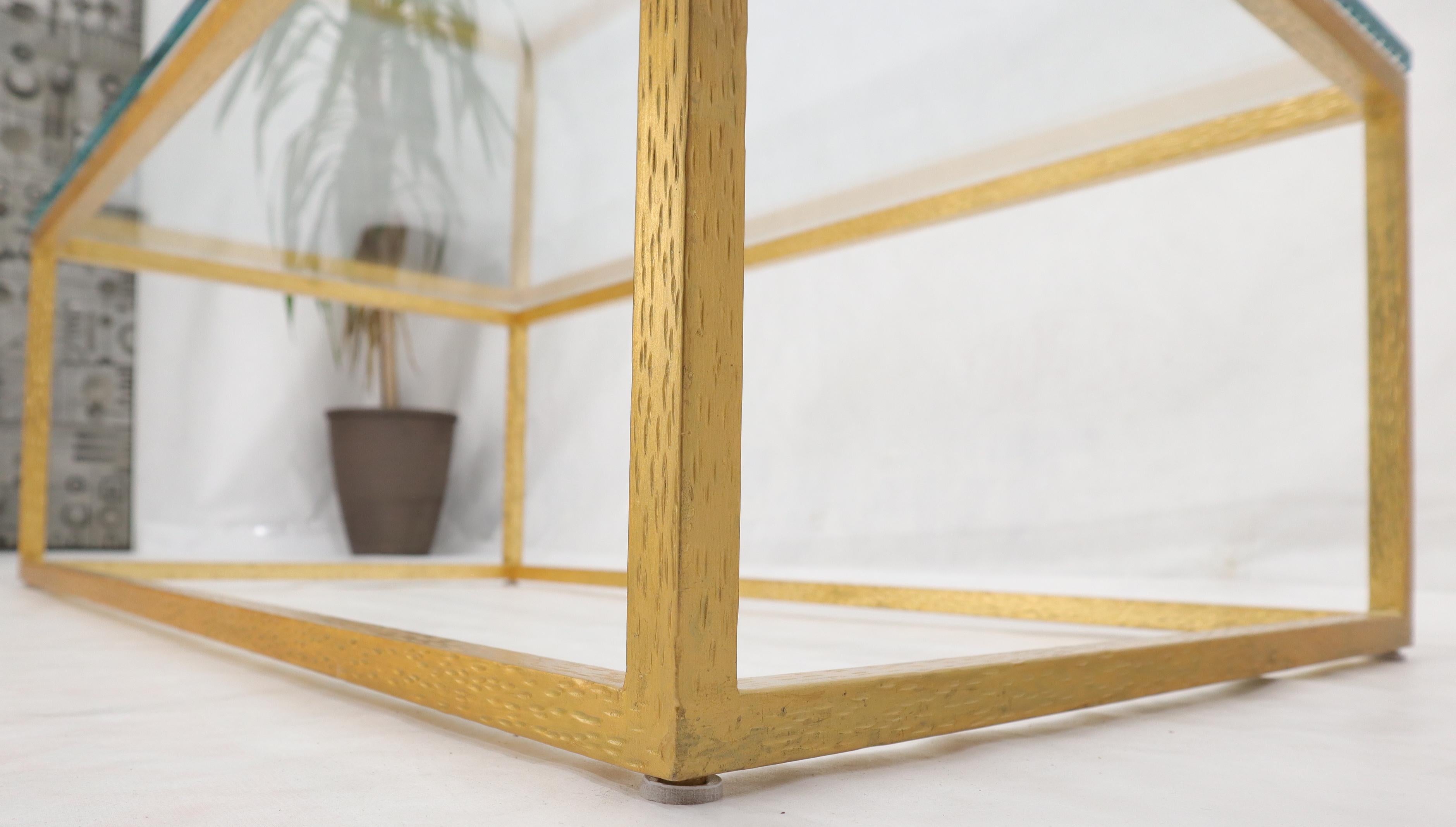 Table basse à cadre rectangulaire doré et doré avec plateau en verre épais en vente 1