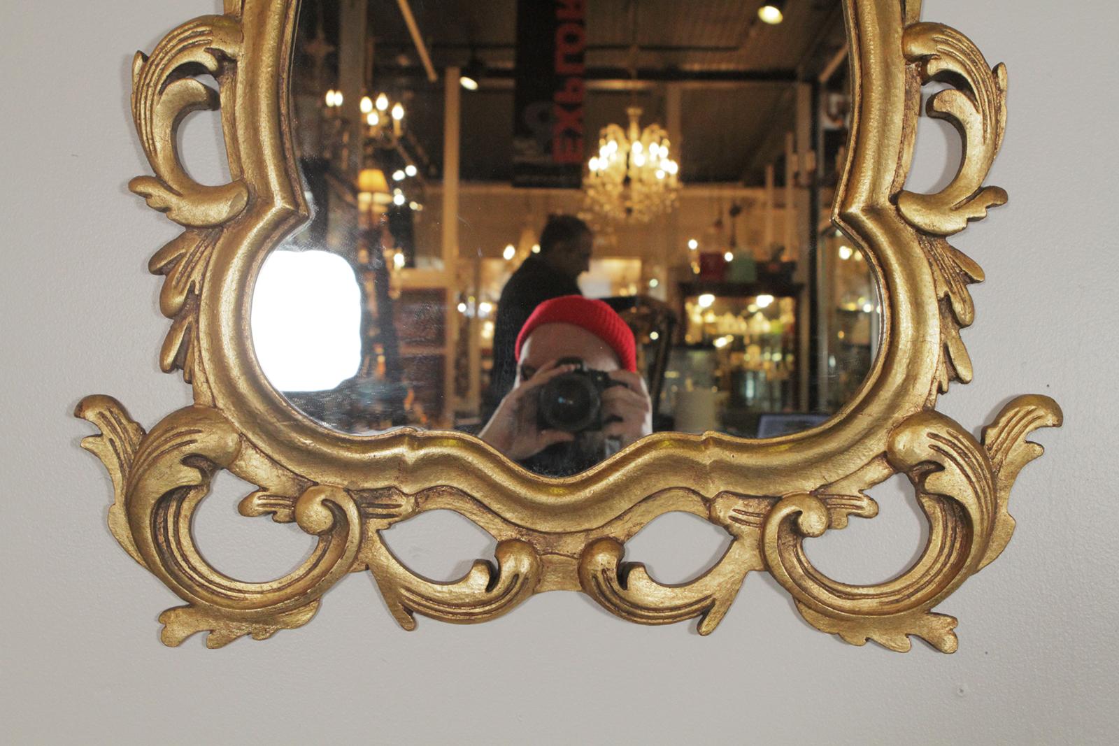 Espagnol Miroir en bois sculpté de style rococo:: doré et doré:: fabriqué en Espagne en vente