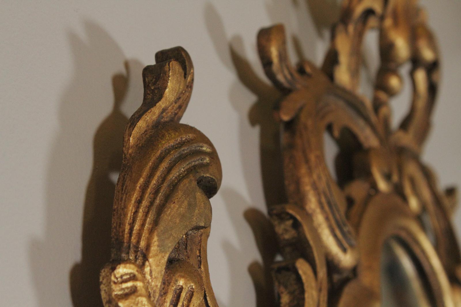 Miroir en bois sculpté de style rococo:: doré et doré:: fabriqué en Espagne Excellent état - En vente à Lambertville, NJ