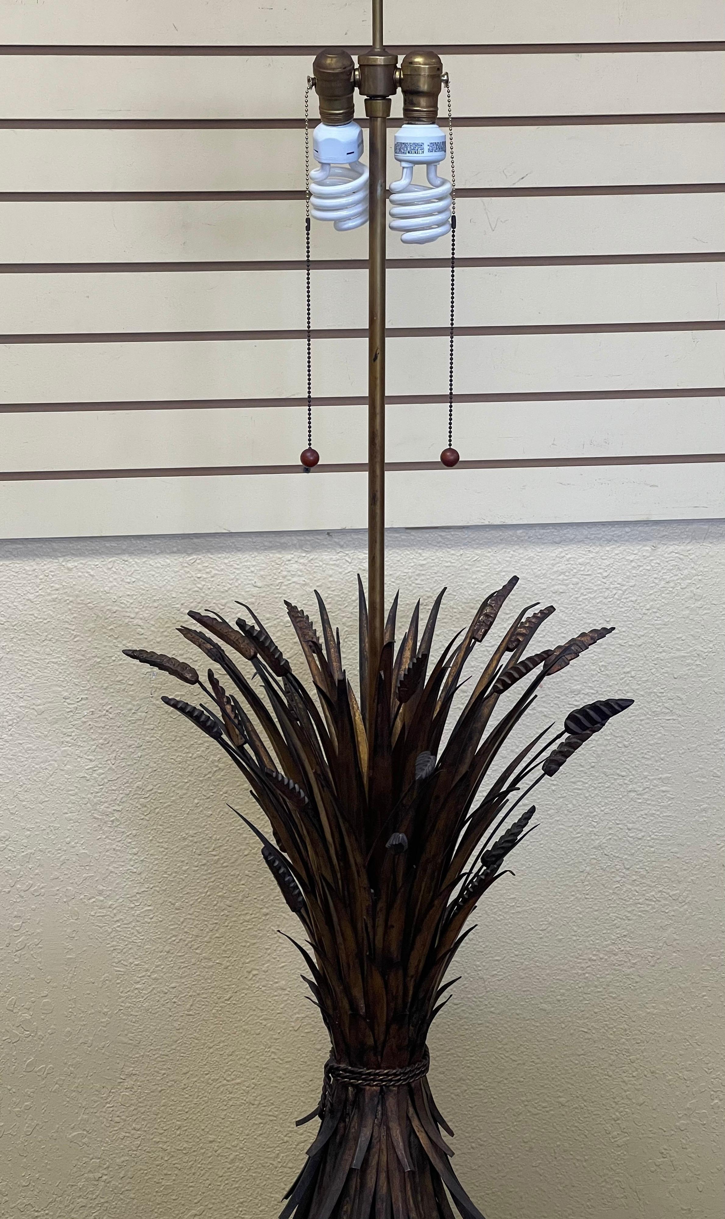 Lampadaire italien en forme de gerbe de blé dorée avec abat-jour d'origine Bon état - En vente à San Diego, CA