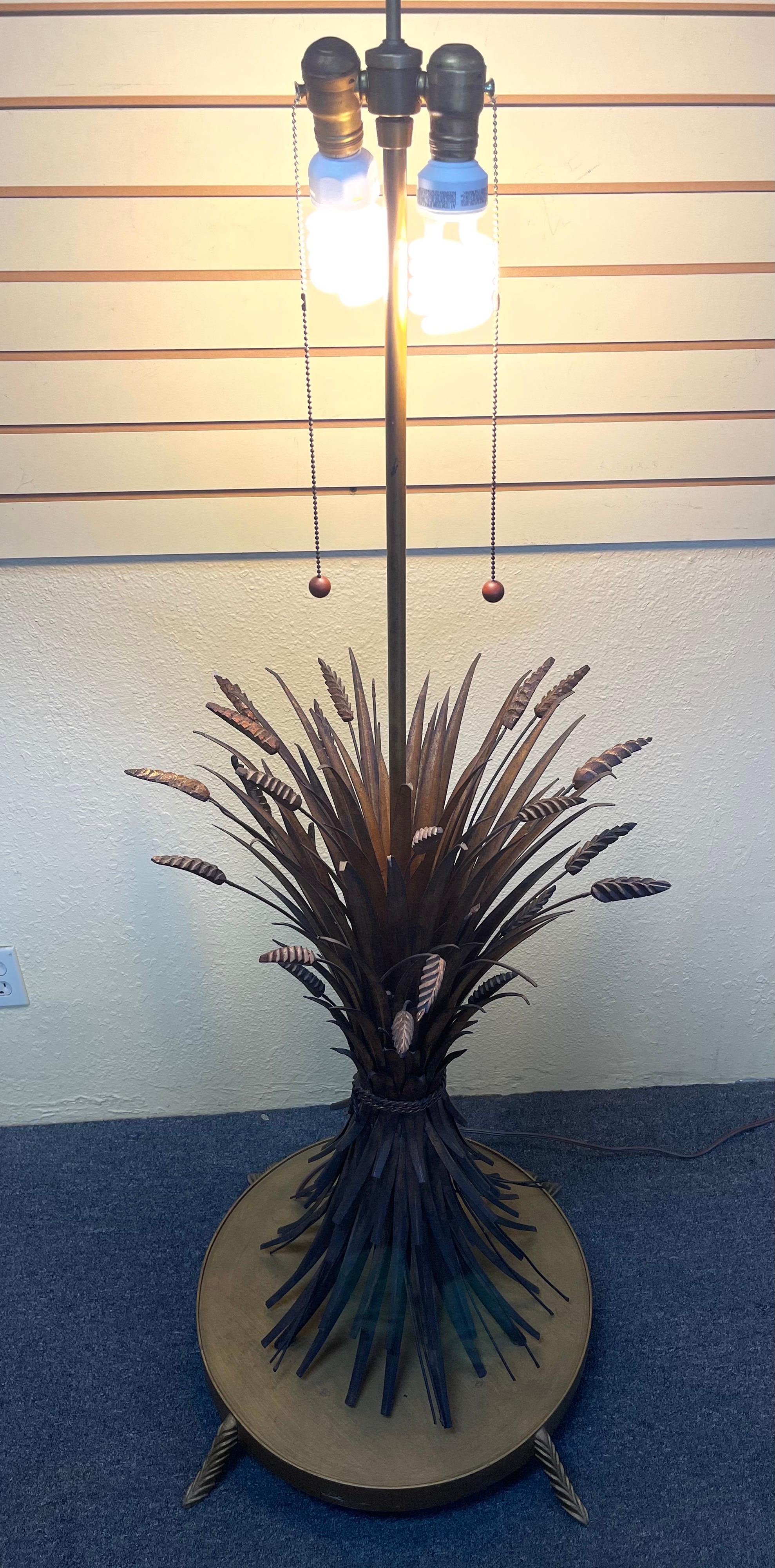 20ième siècle Lampadaire italien en forme de gerbe de blé dorée avec abat-jour d'origine en vente