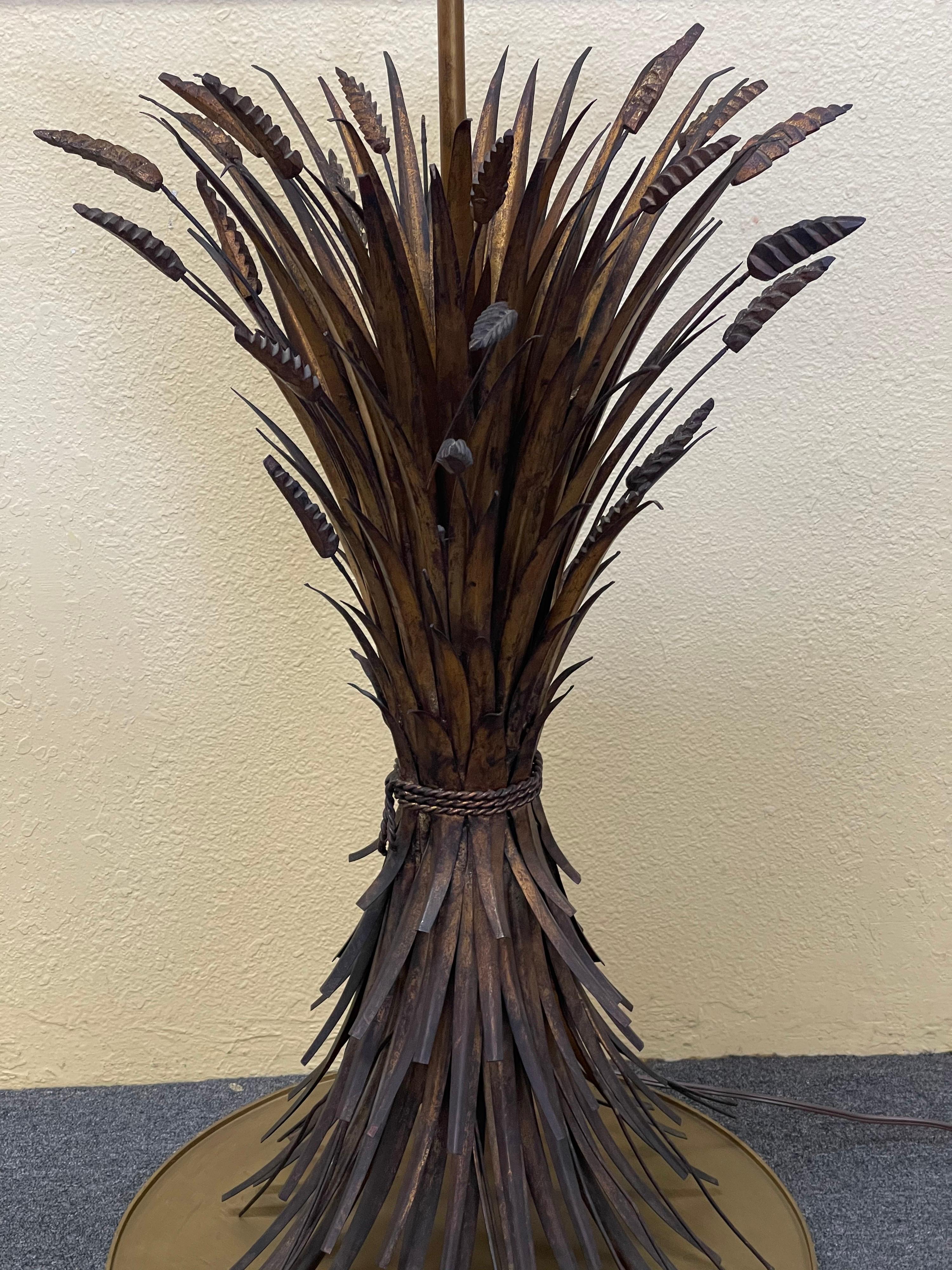Bronze Lampadaire italien en forme de gerbe de blé dorée avec abat-jour d'origine en vente