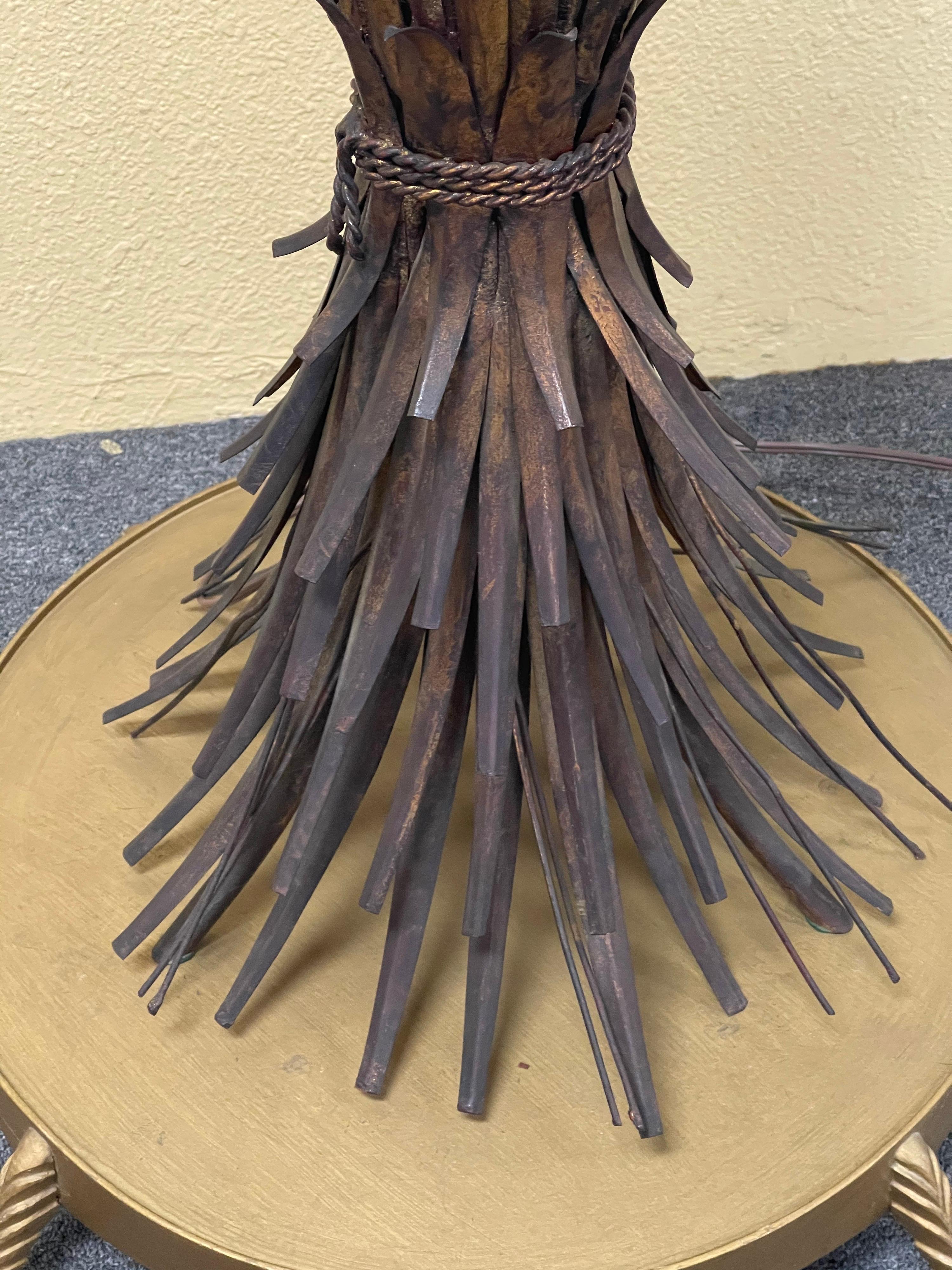 Lampadaire italien en forme de gerbe de blé dorée avec abat-jour d'origine en vente 1