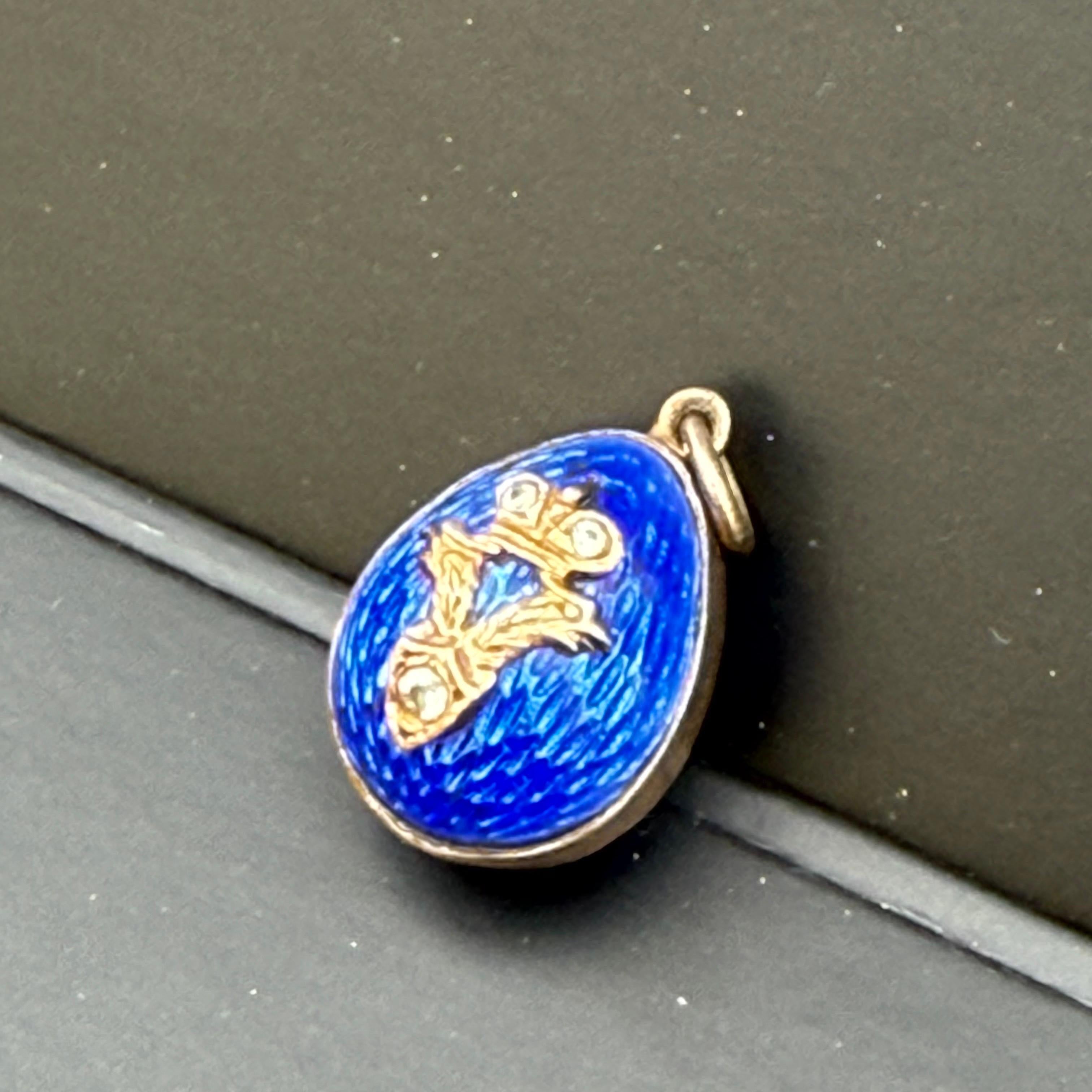 Ciondolo a forma di uovo in argento dorato con smalto blu in vendita 7