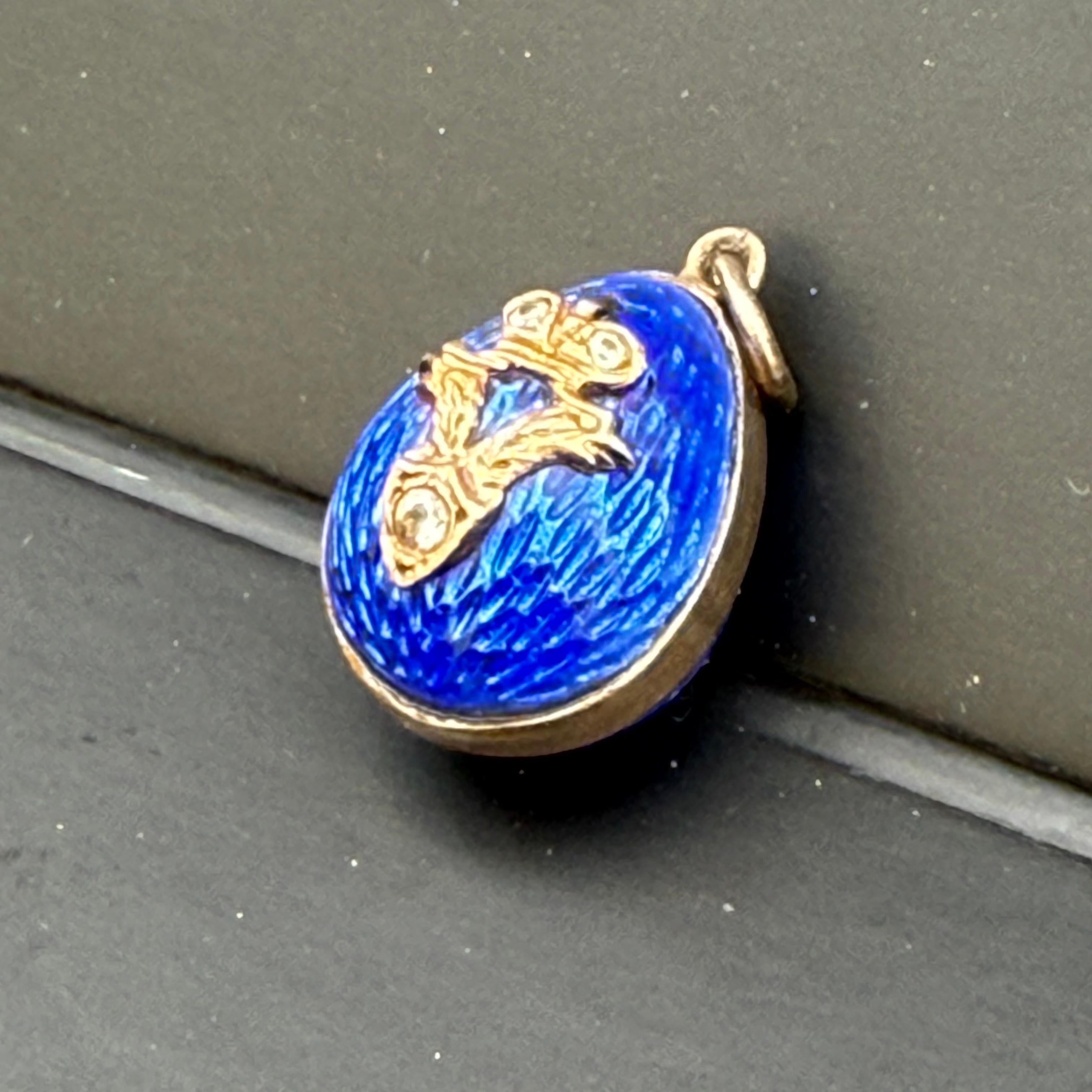 Esempio di artigianato della metà del XX secolo, questo ciondolo vintage in argento sterling dorato è ornato da smalti blu dai colori intensi e strass scintillanti. Con un'estetica raffinata e regale, il pezzo evoca l'eleganza delle arti decorative