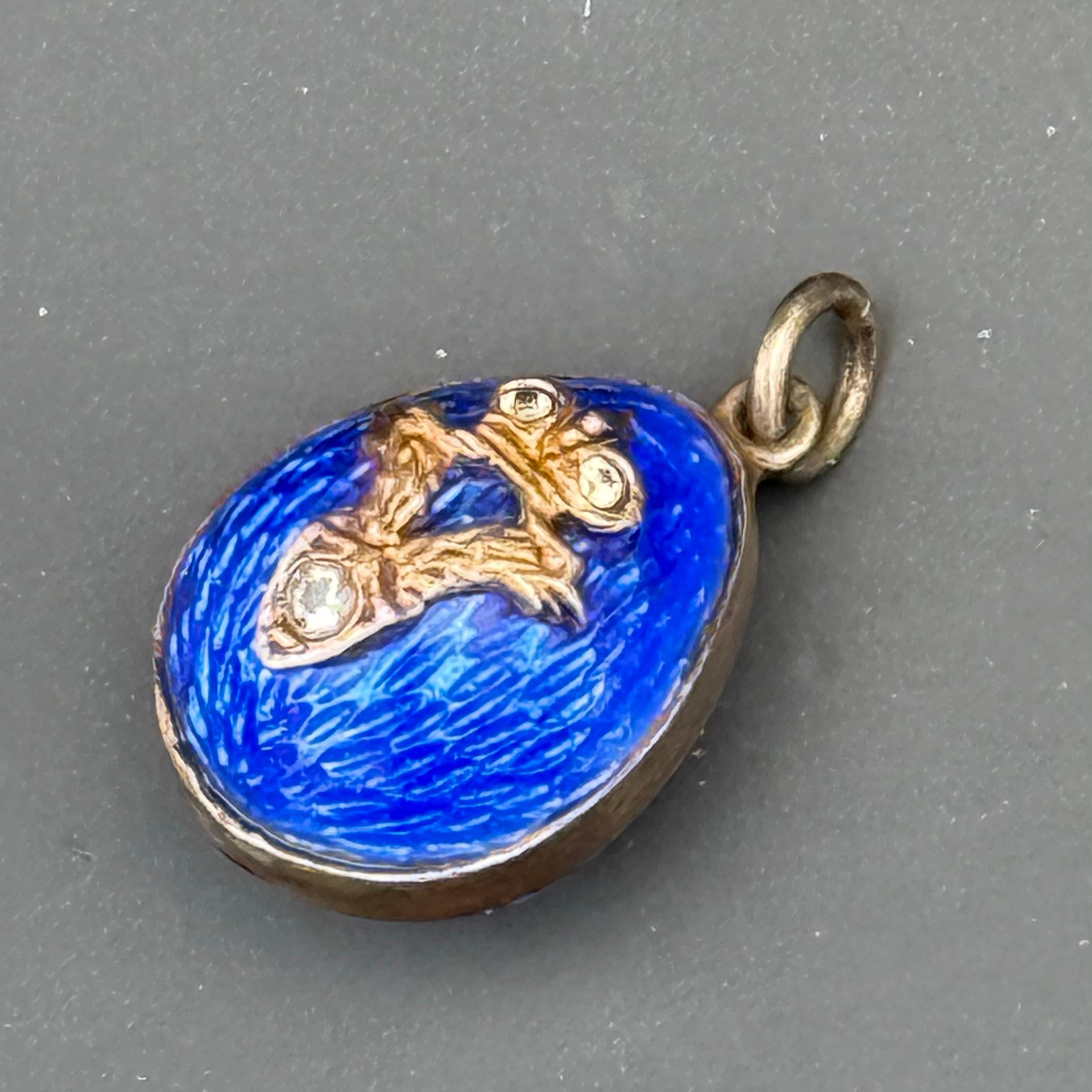 Ciondolo a forma di uovo in argento dorato con smalto blu In condizioni buone in vendita a Monroe Township, NJ