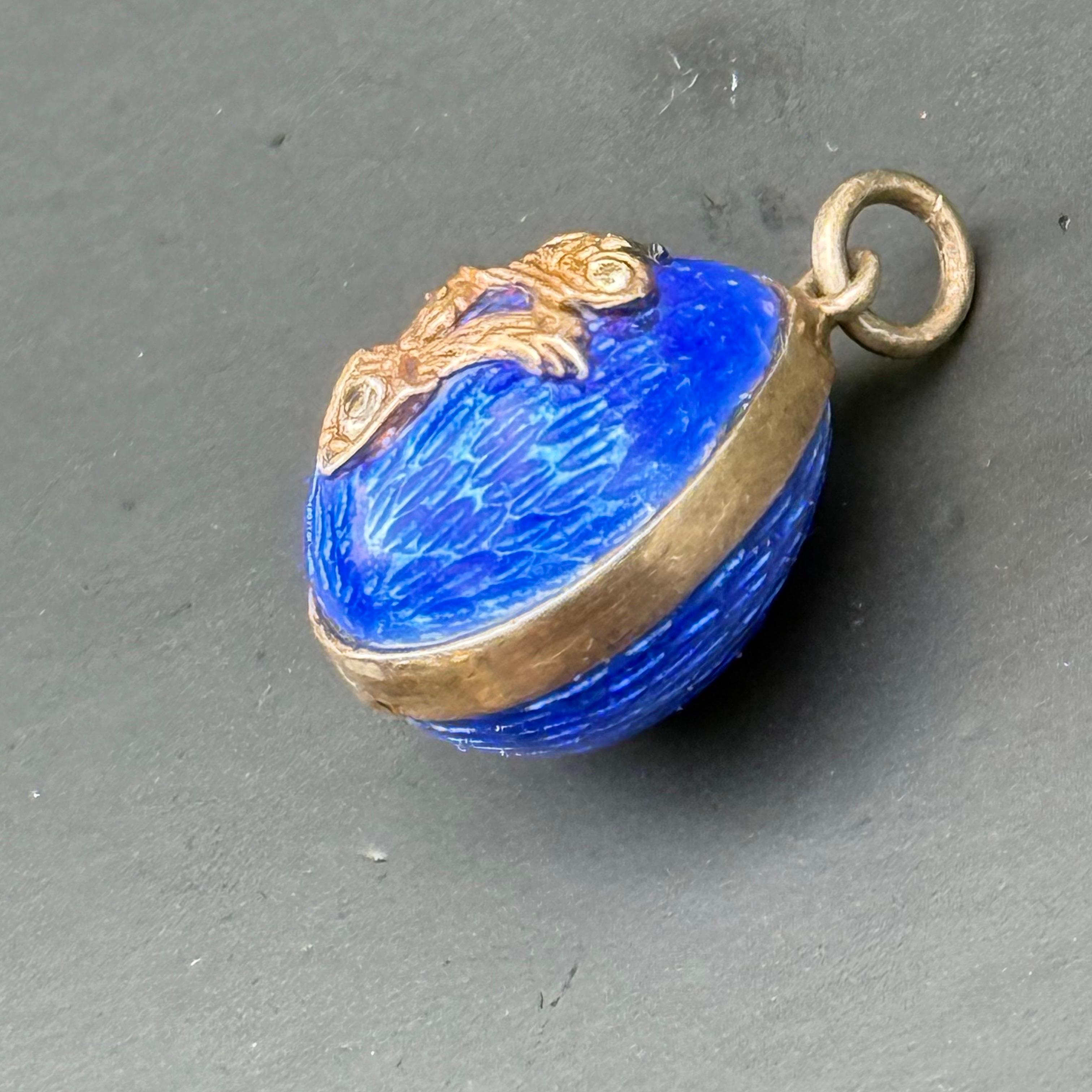 da uomo o donna Ciondolo a forma di uovo in argento dorato con smalto blu in vendita