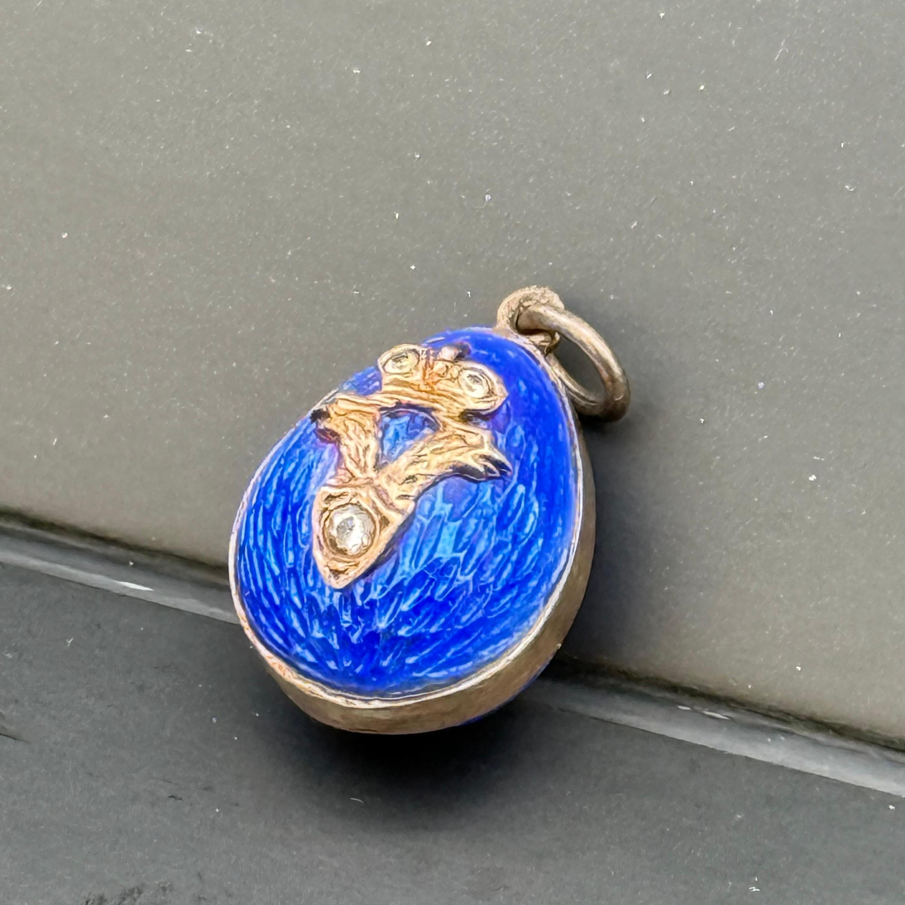 Ciondolo a forma di uovo in argento dorato con smalto blu in vendita 1