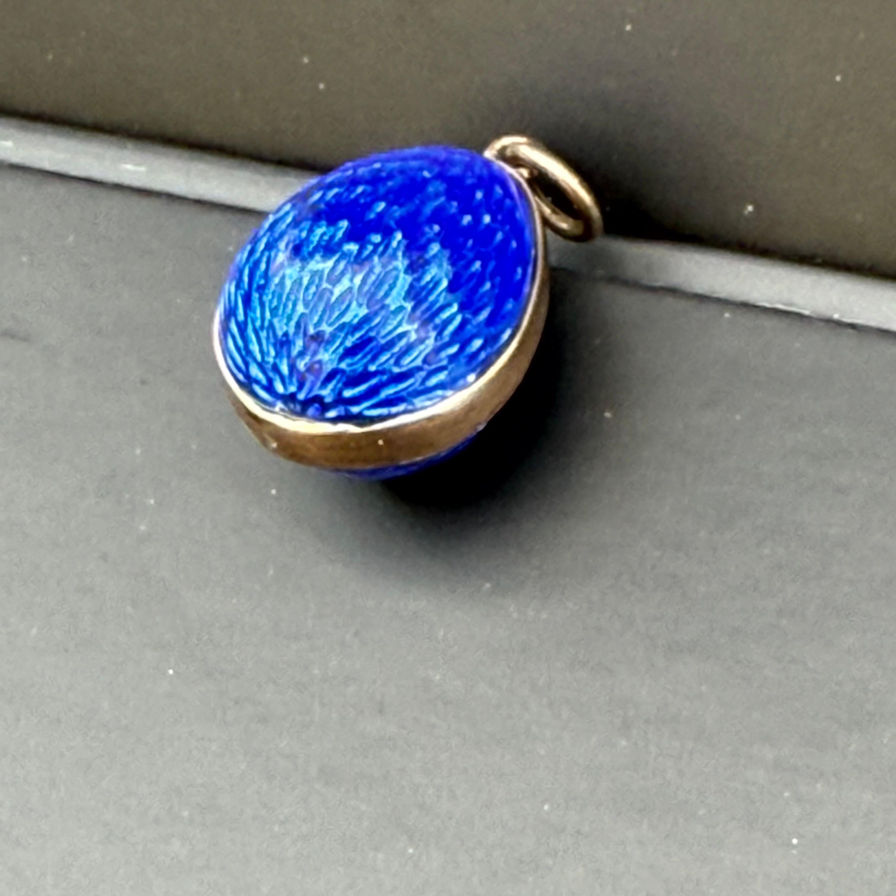 Ciondolo a forma di uovo in argento dorato con smalto blu in vendita 2
