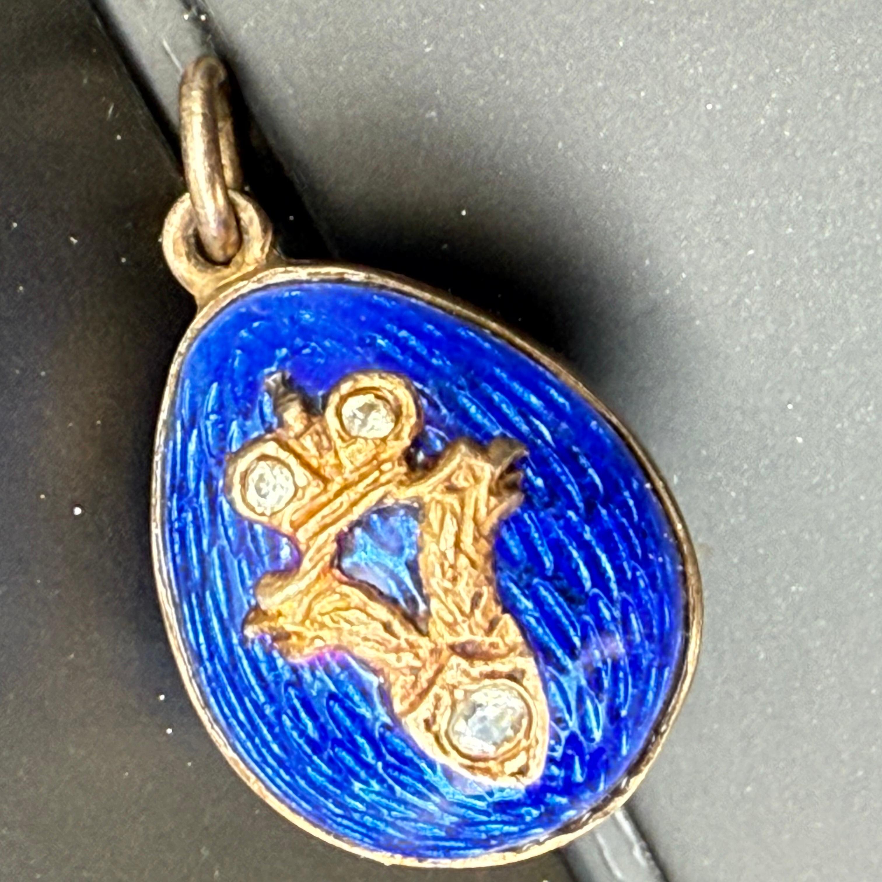 Ciondolo a forma di uovo in argento dorato con smalto blu in vendita 3