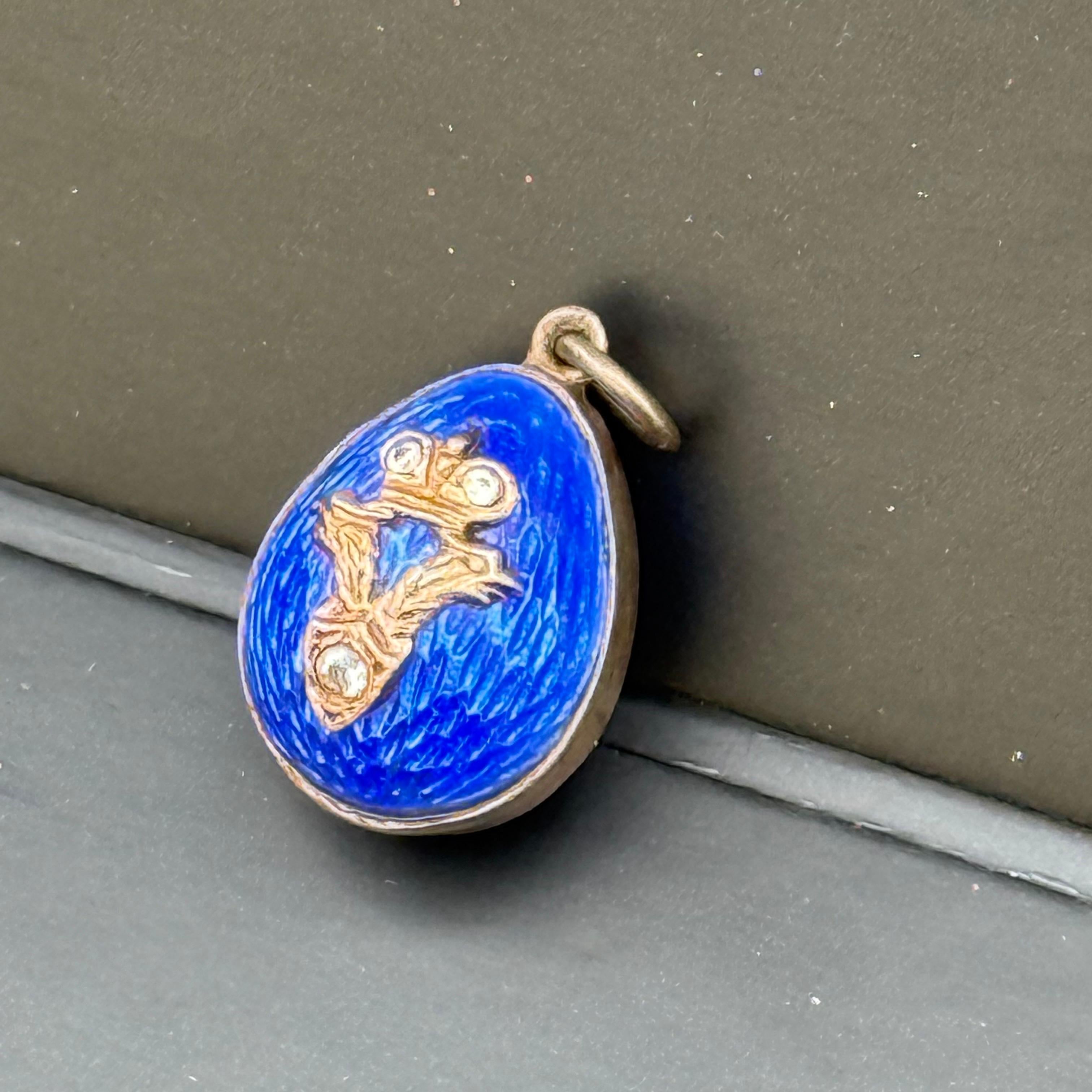 Ciondolo a forma di uovo in argento dorato con smalto blu in vendita 4