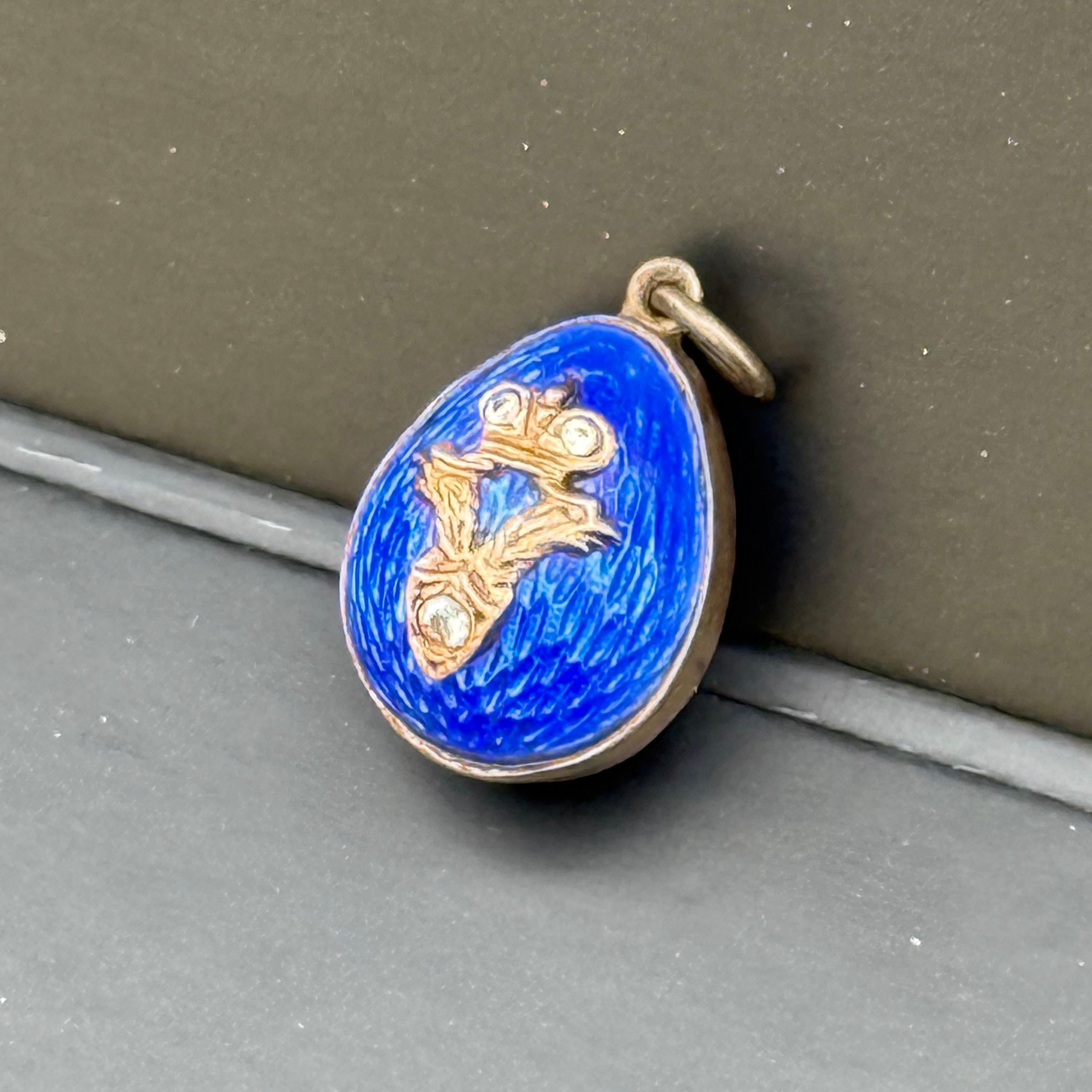 Ciondolo a forma di uovo in argento dorato con smalto blu in vendita 5