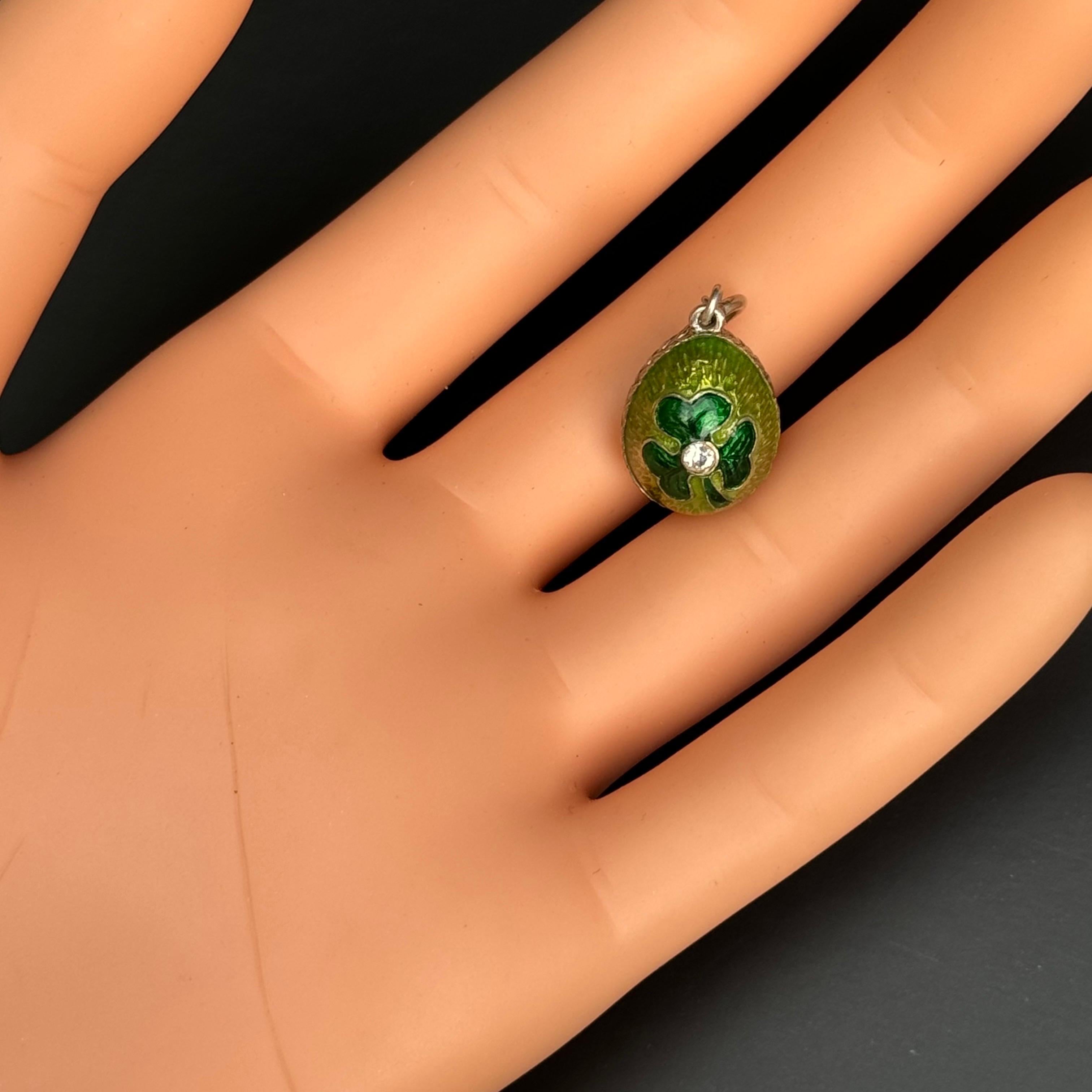 Doré à l'or fin  Argent  Pendentif breloque œuf en émail 3 feuilles de trèfle en vente 7