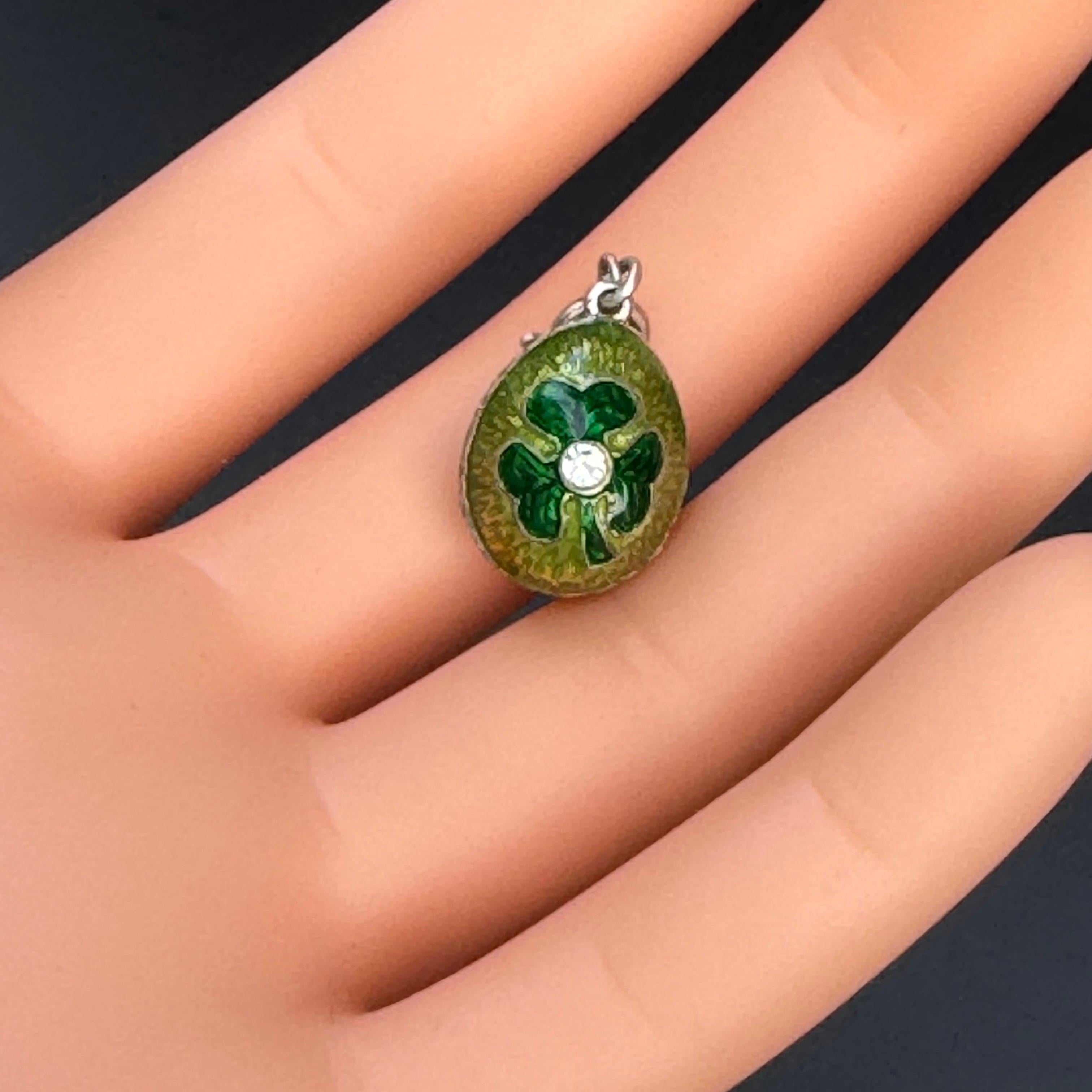 Doré à l'or fin  Argent  Pendentif breloque œuf en émail 3 feuilles de trèfle en vente 8
