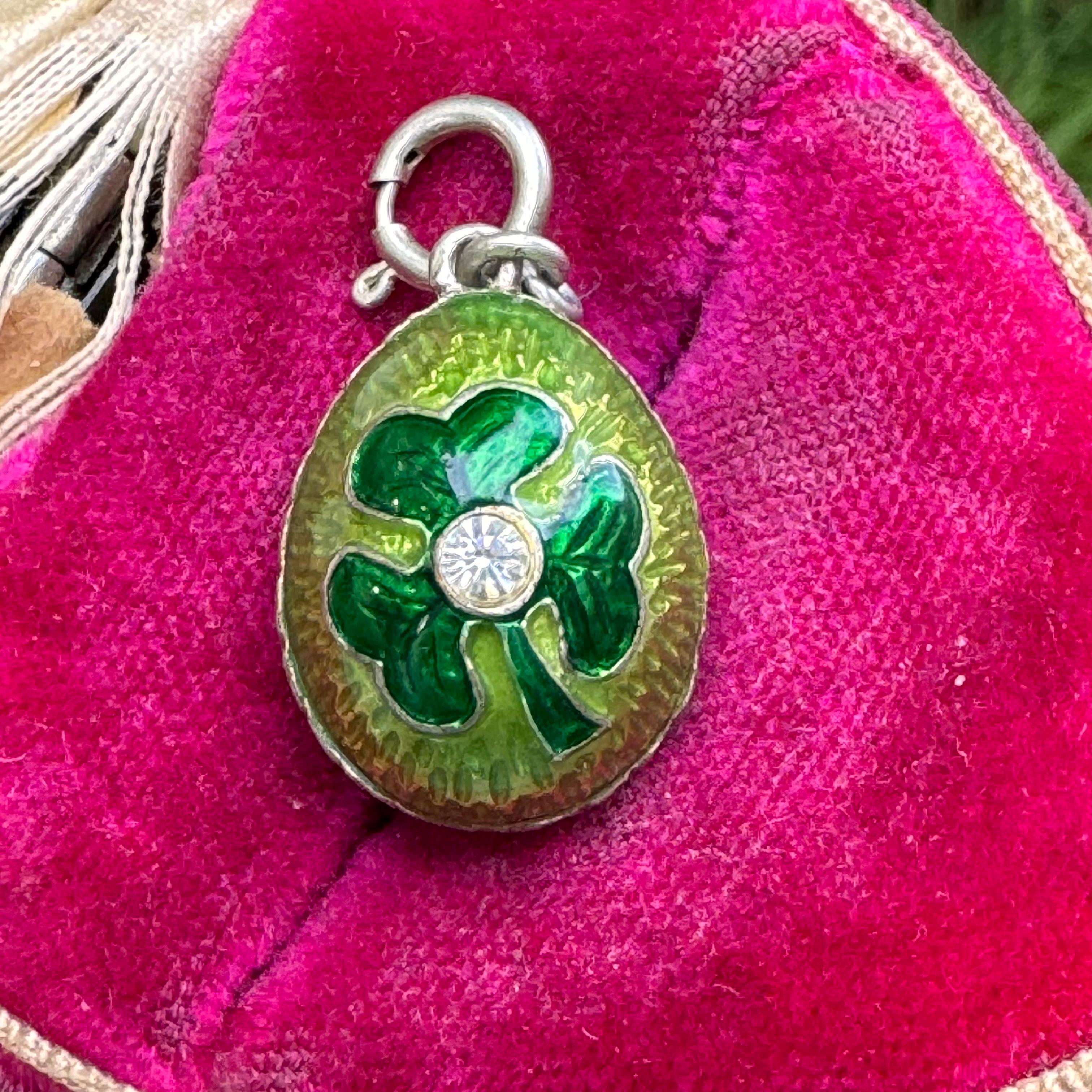 Doré à l'or fin  Argent  Pendentif breloque œuf en émail 3 feuilles de trèfle Bon état - En vente à Monroe Township, NJ