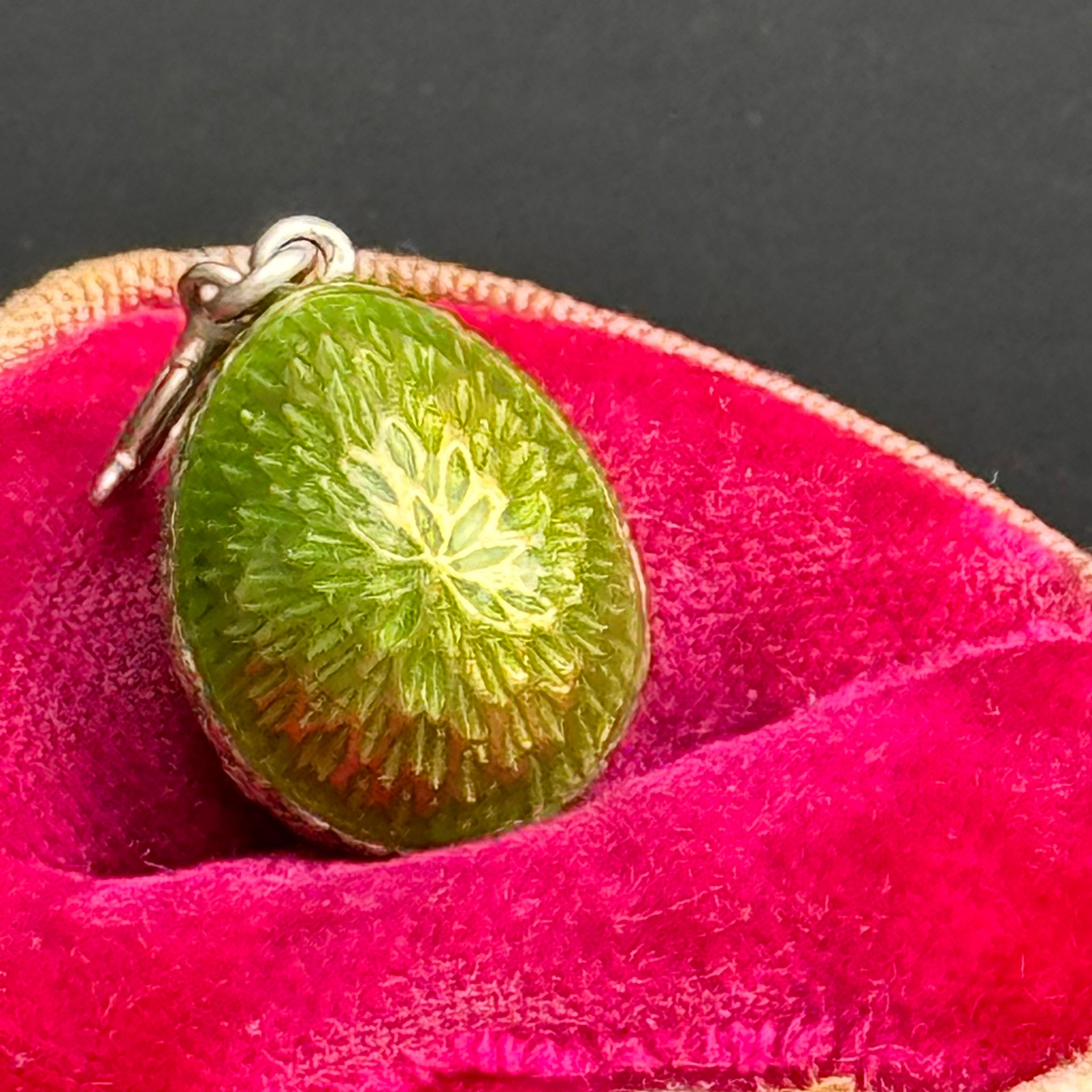 Doré à l'or fin  Argent  Pendentif breloque œuf en émail 3 feuilles de trèfle en vente 1