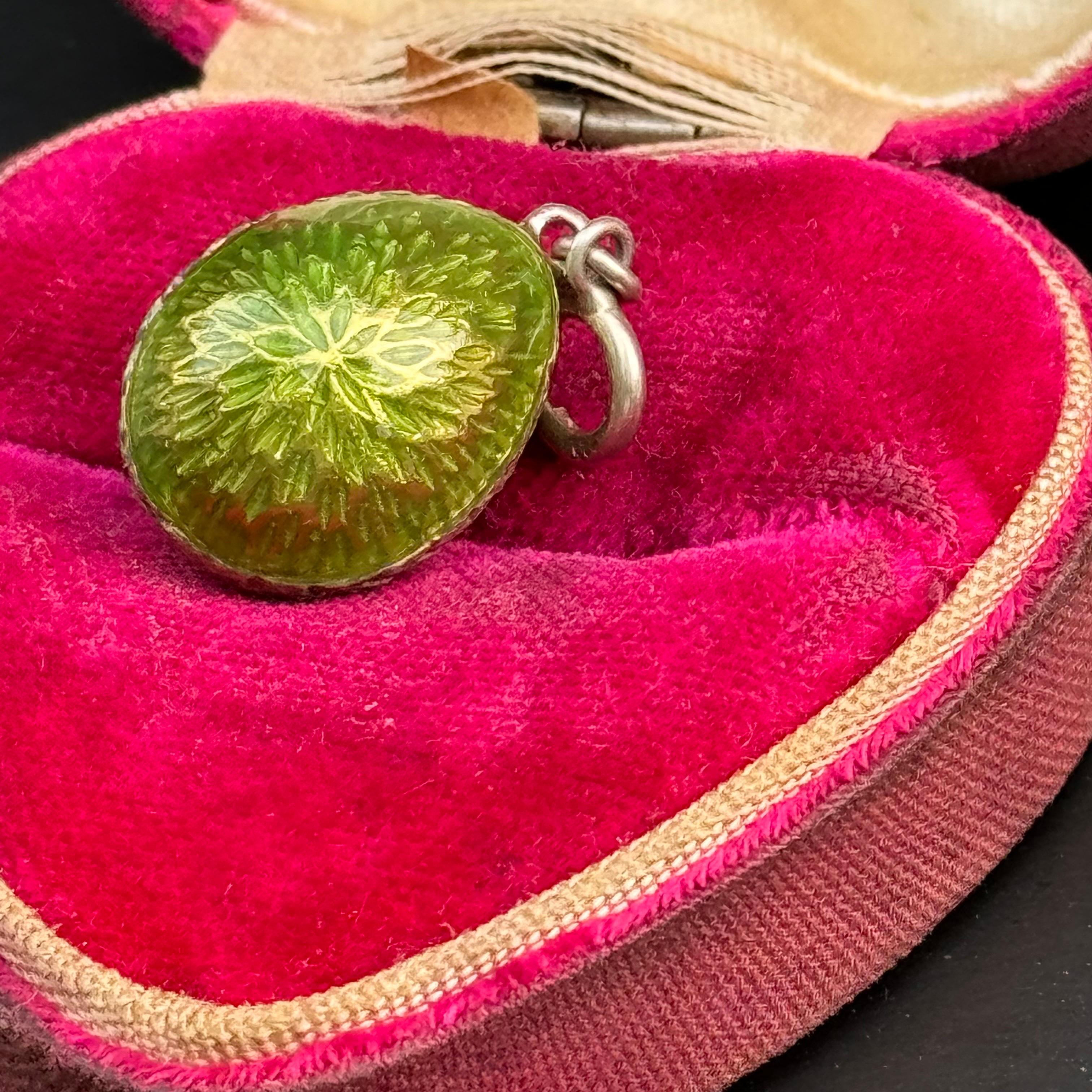 Doré à l'or fin  Argent  Pendentif breloque œuf en émail 3 feuilles de trèfle en vente 2