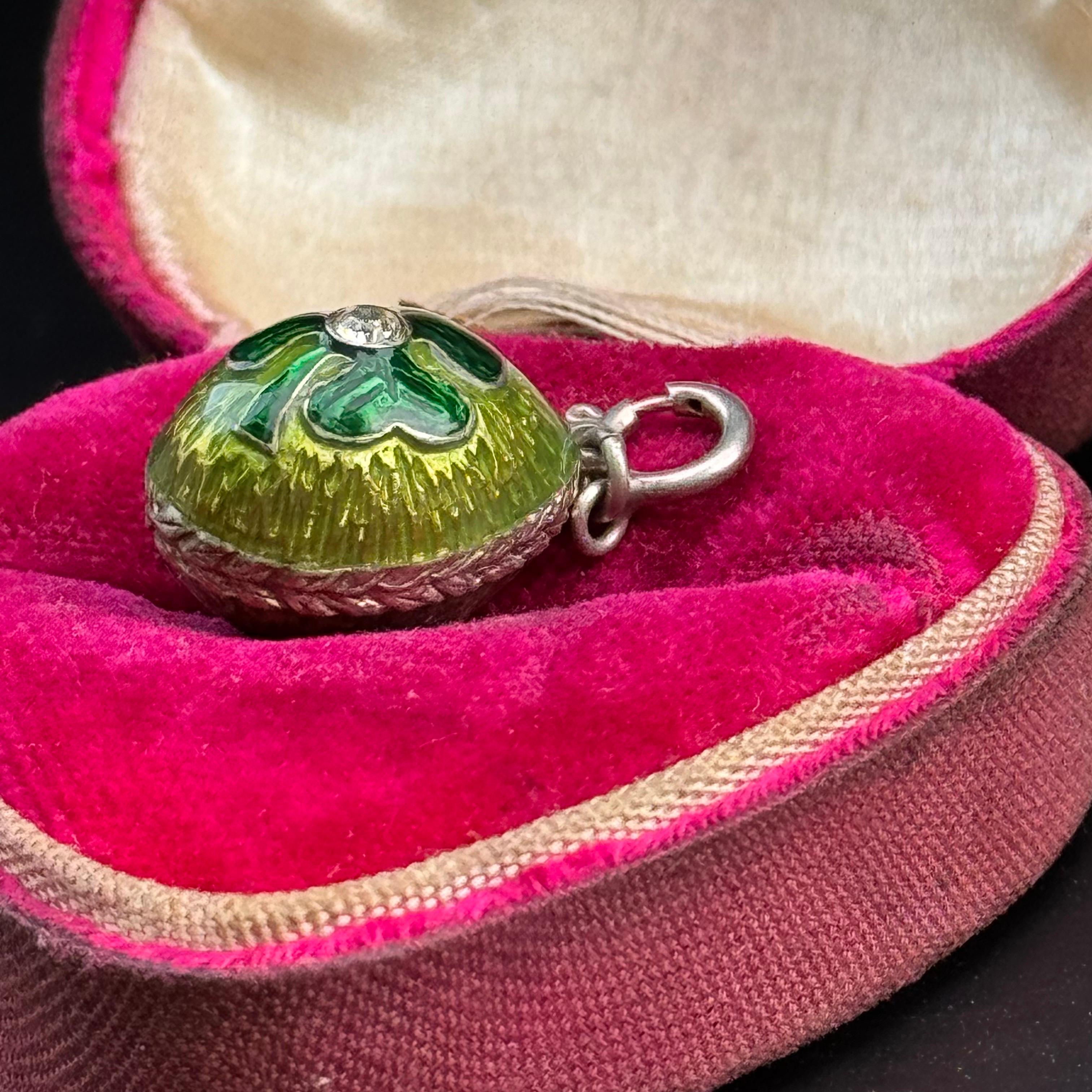 Doré à l'or fin  Argent  Pendentif breloque œuf en émail 3 feuilles de trèfle en vente 3
