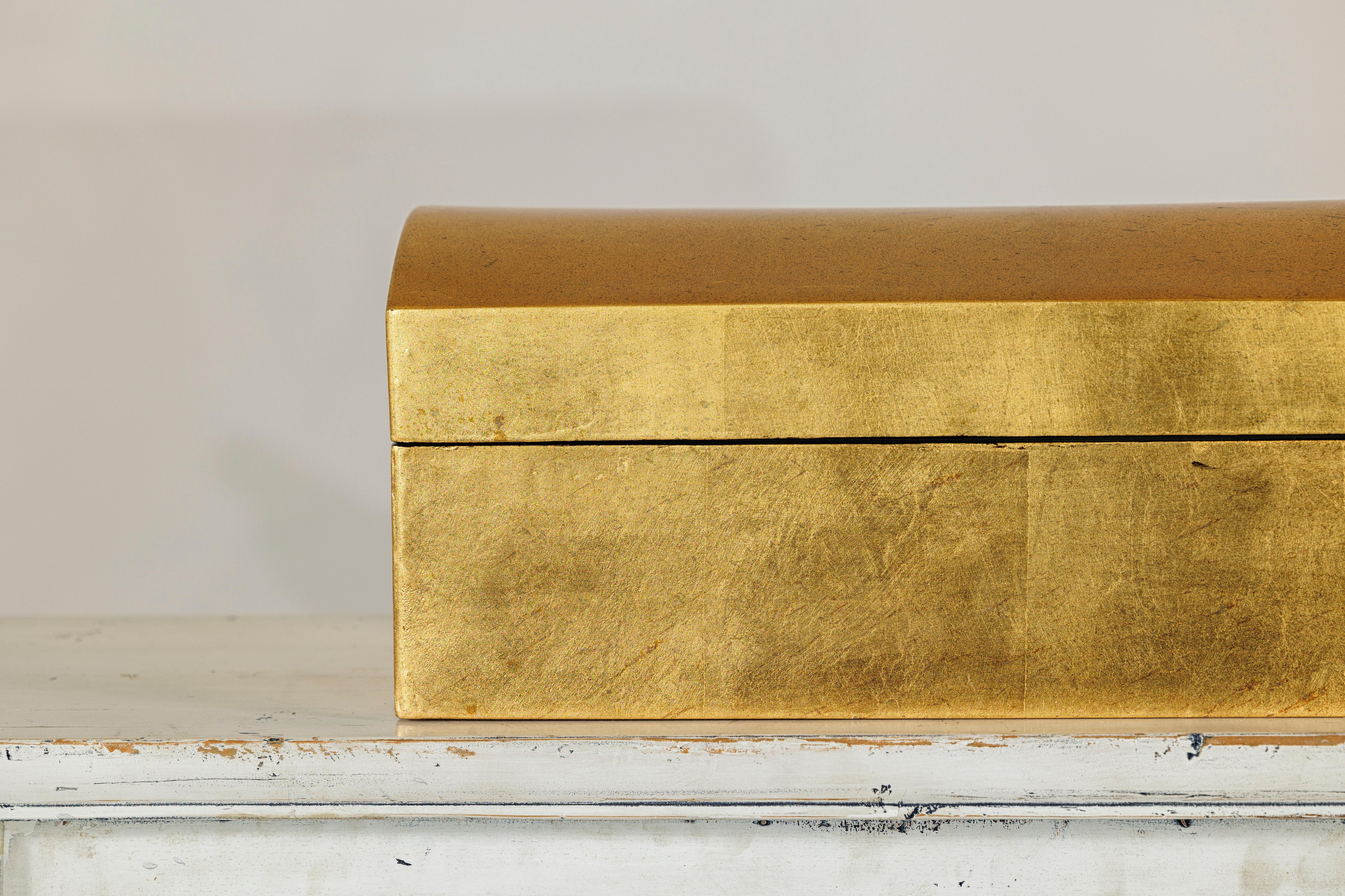 Gold Gilt Wooden Decorative Treasure Box with Gently Arched Lid (Chinesisch) im Angebot