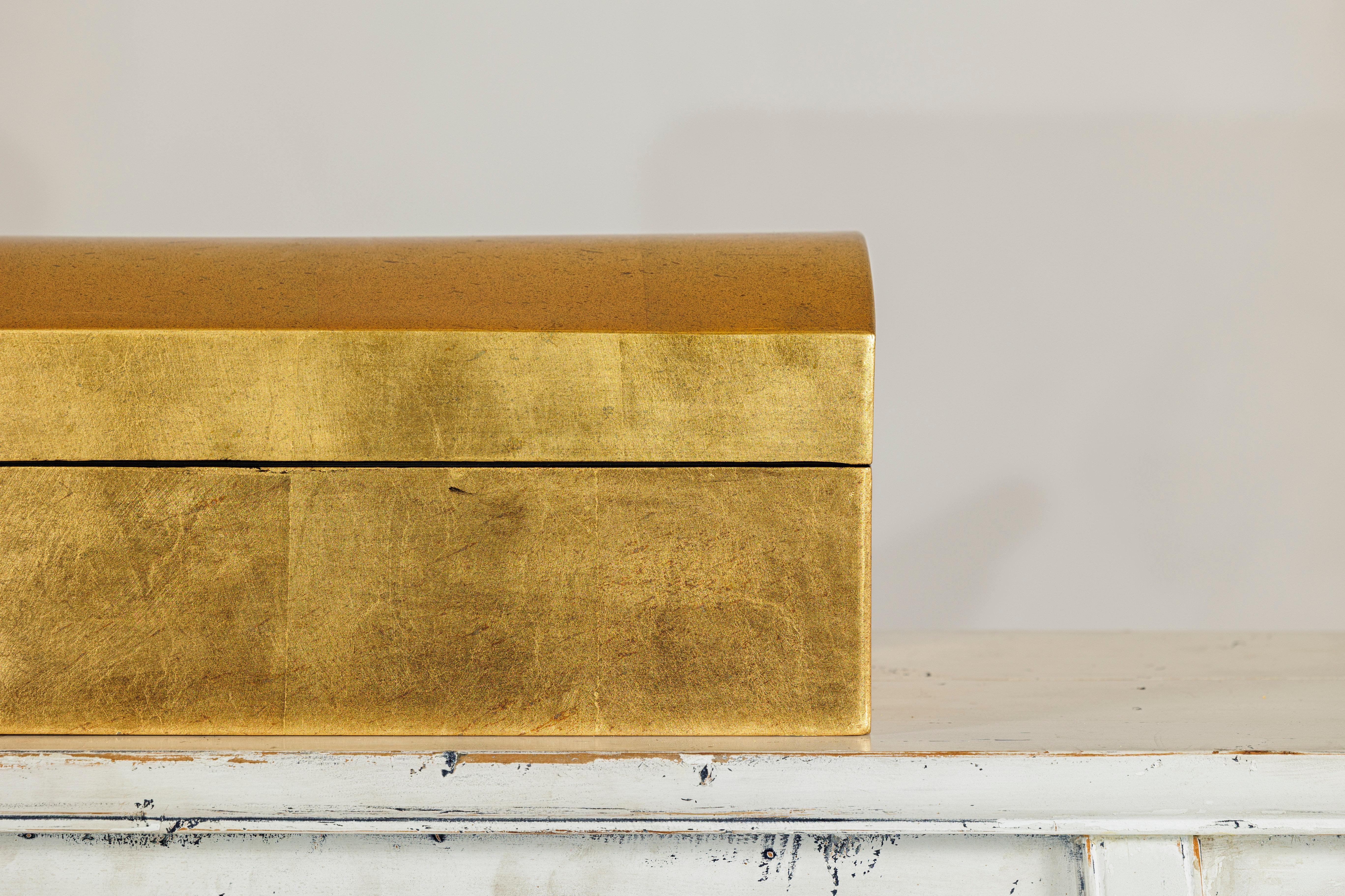 Gold Gilt Wooden Decorative Treasure Box with Gently Arched Lid (Vergoldet) im Angebot
