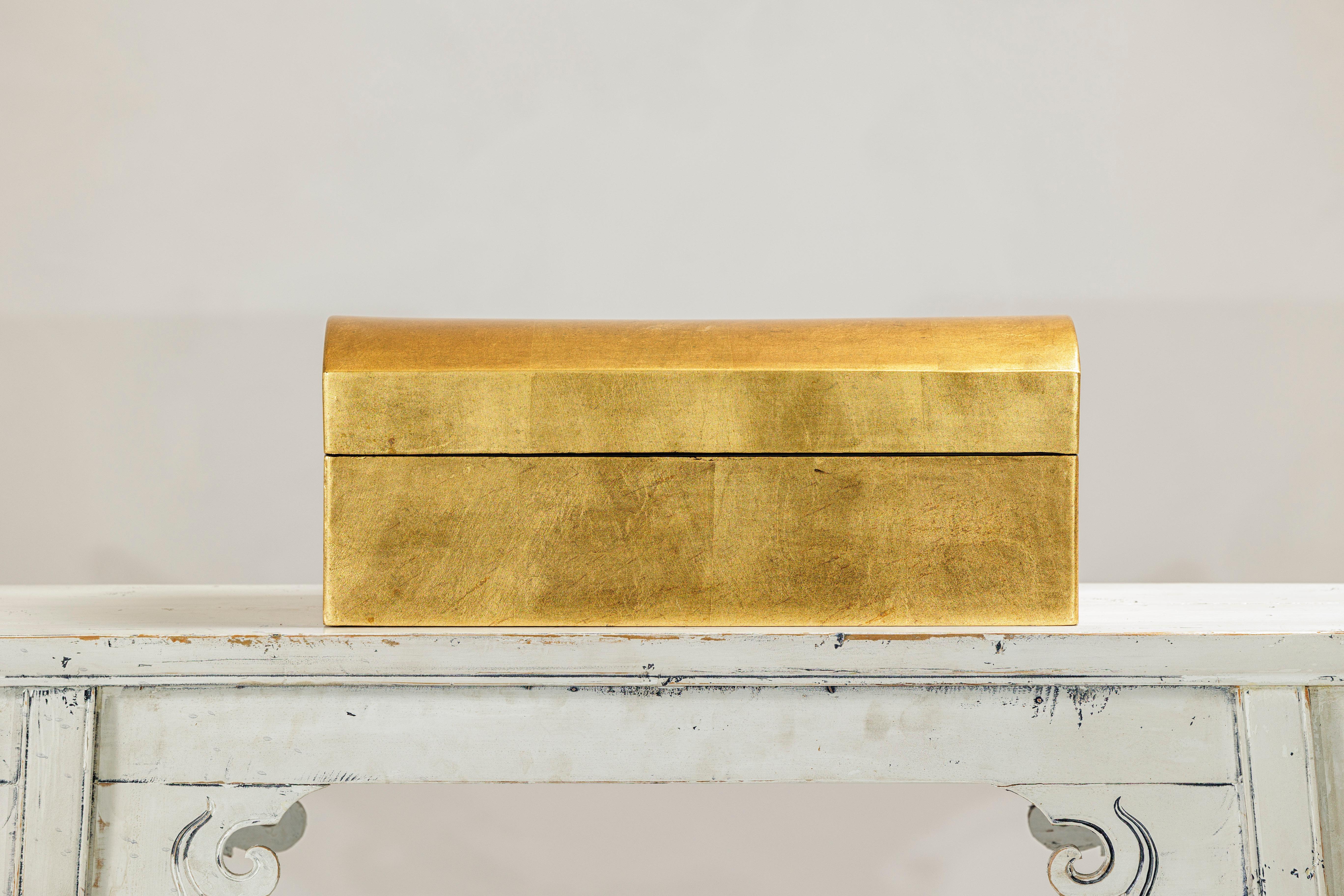 Gold Gilt Wooden Decorative Treasure Box with Gently Arched Lid im Zustand „Gut“ im Angebot in Yonkers, NY