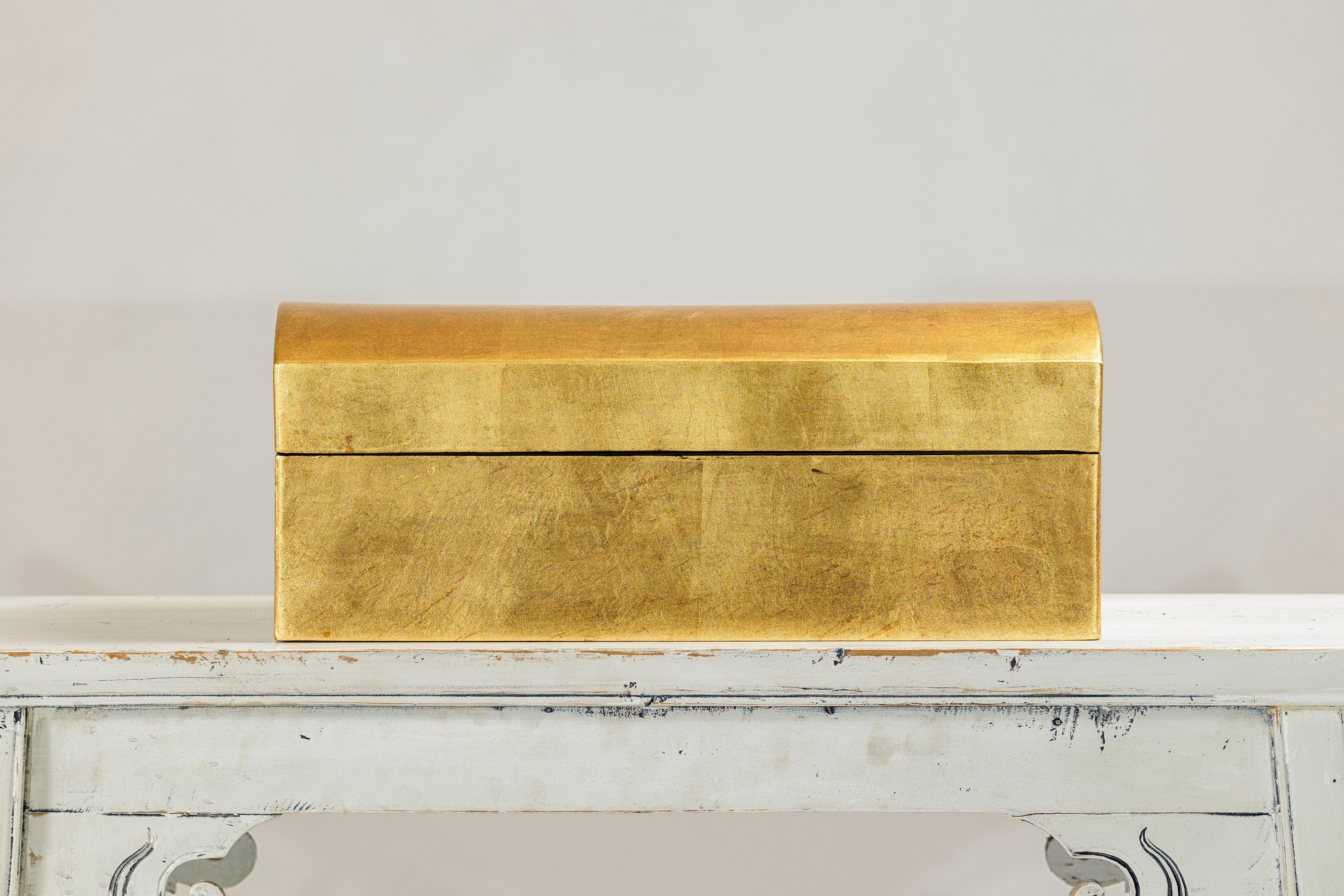 Gold Gilt Wooden Decorative Treasure Box with Gently Arched Lid (20. Jahrhundert) im Angebot