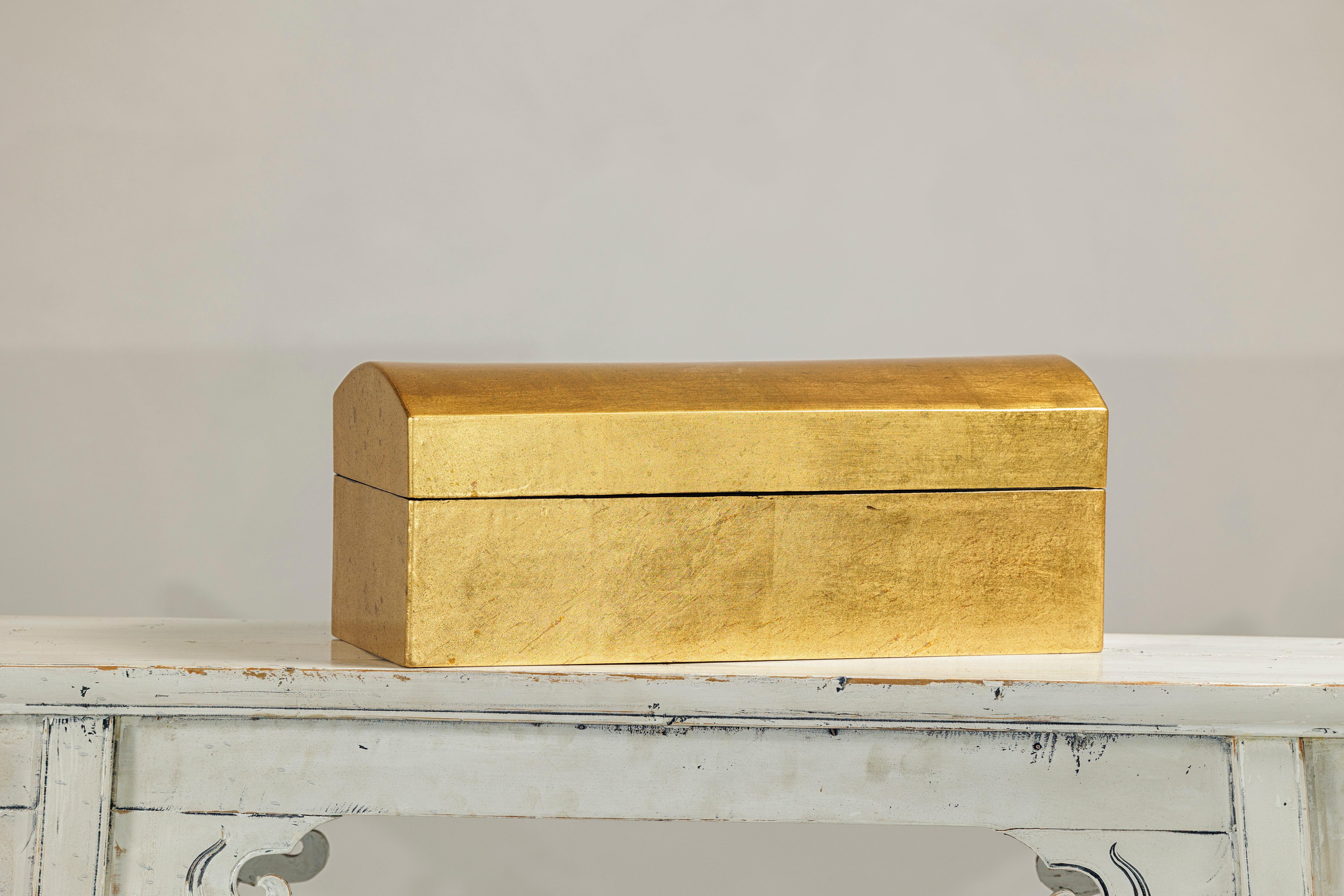Gold Gilt Wooden Decorative Treasure Box with Gently Arched Lid (Holz) im Angebot