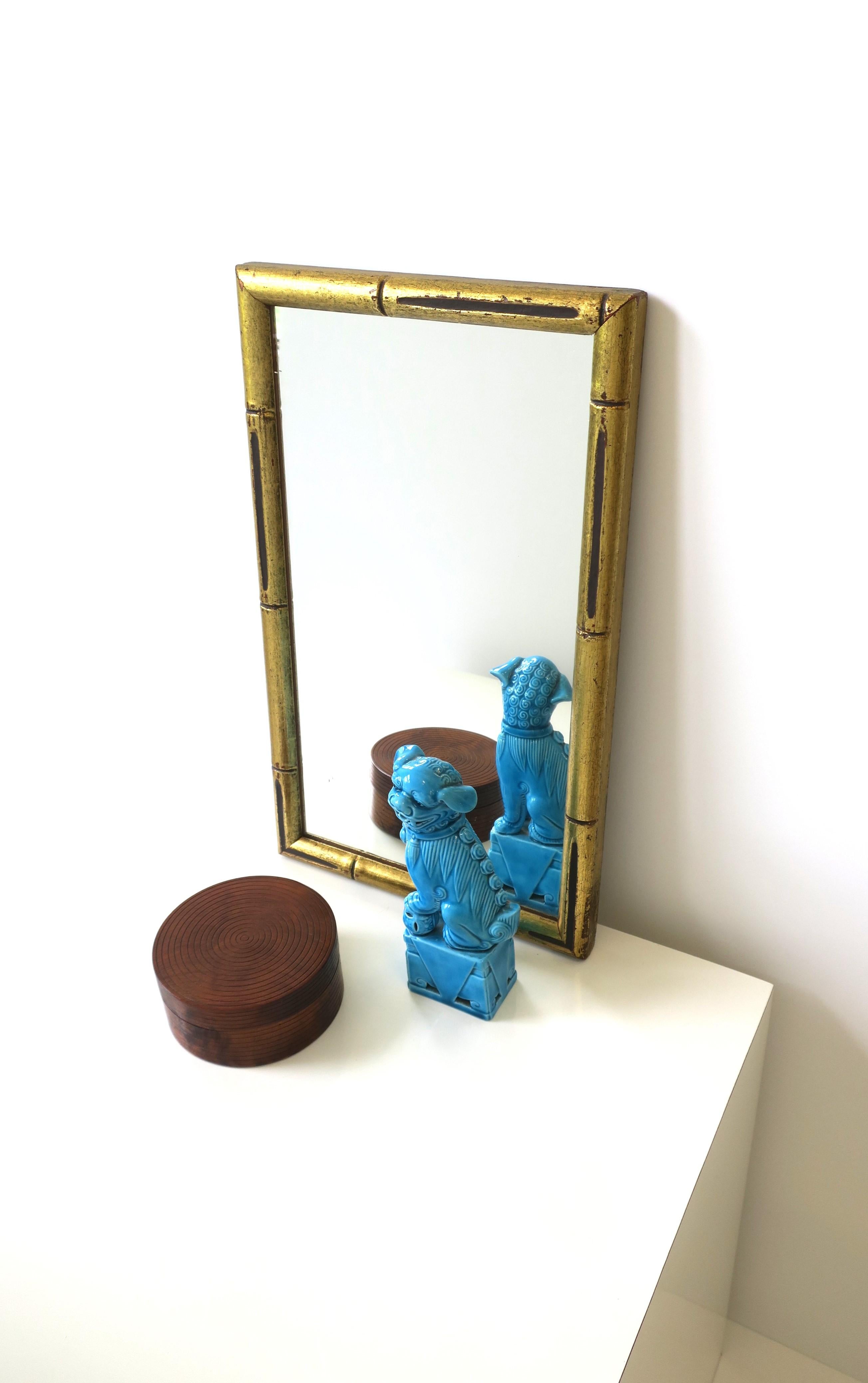 Espejo de pared o tocador con marco de madera dorada de bambú sintético de estilo Chinoiserie siglo XX en venta