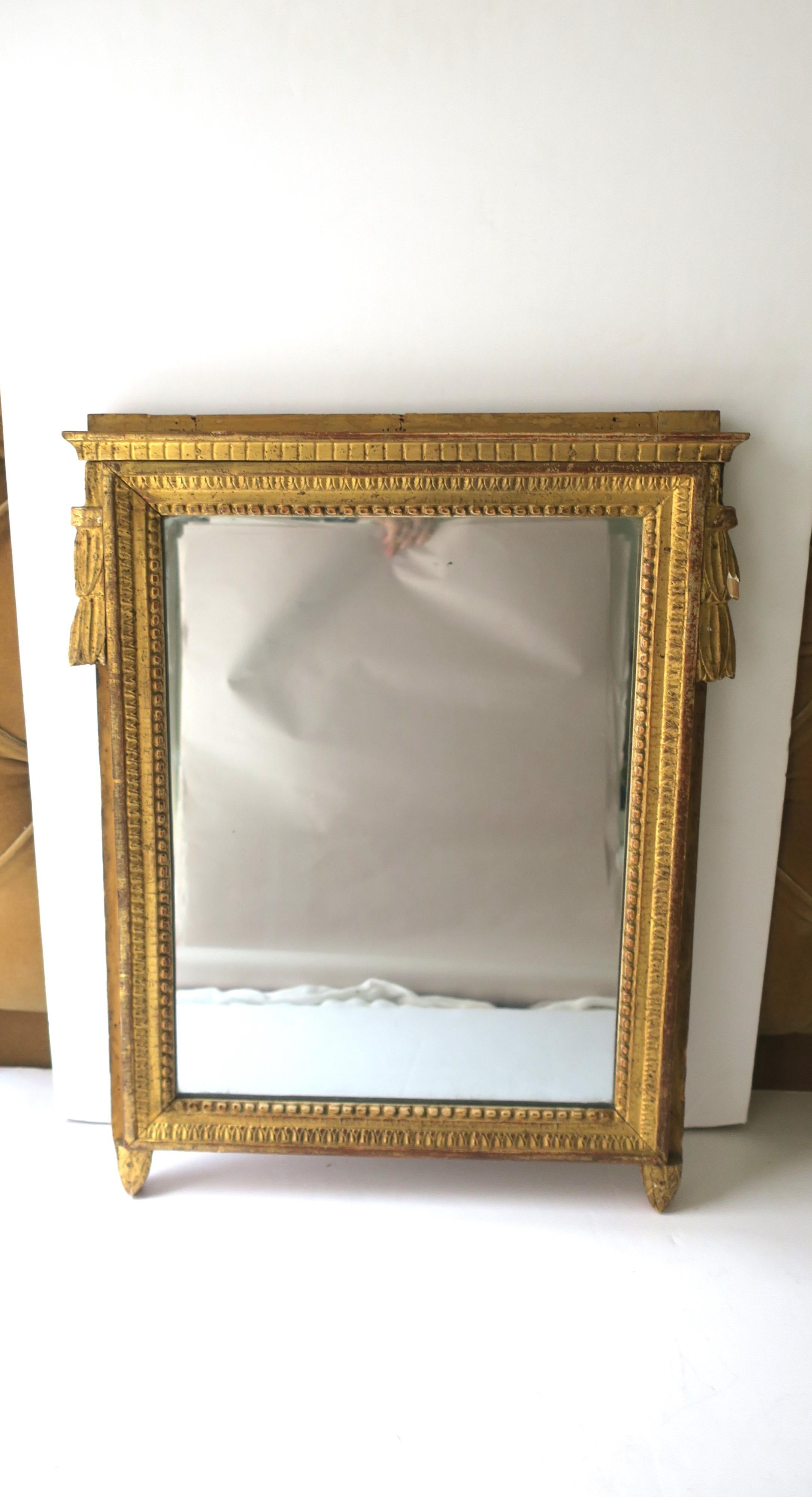 Stile impero Specchio da parete in legno dorato in stile neoclassico in vendita