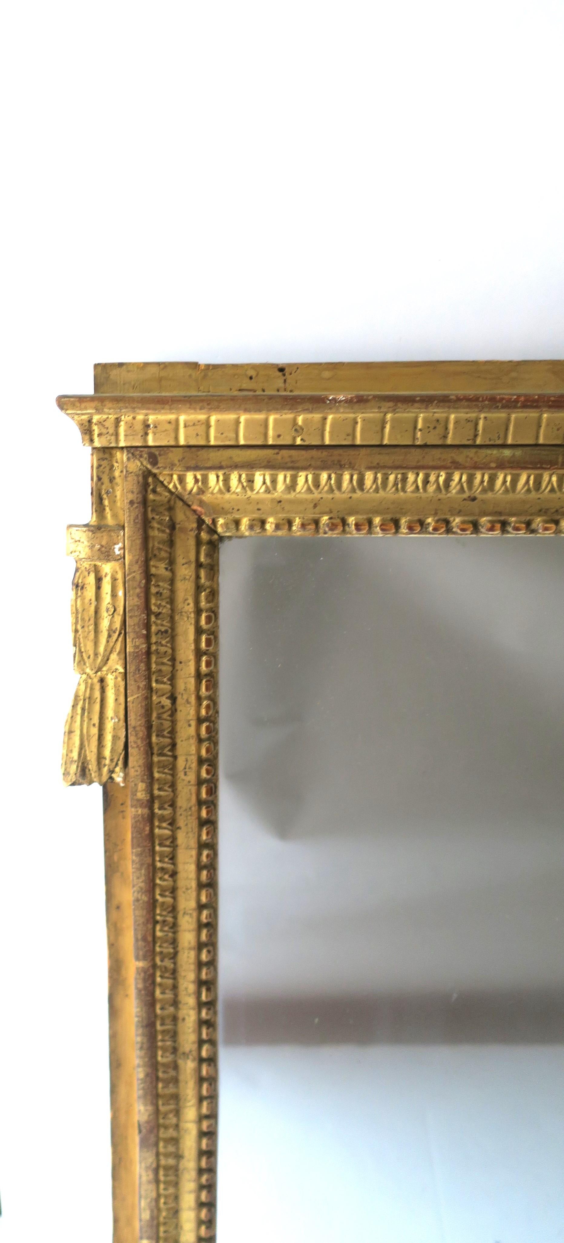Europeo Specchio da parete in legno dorato in stile neoclassico in vendita