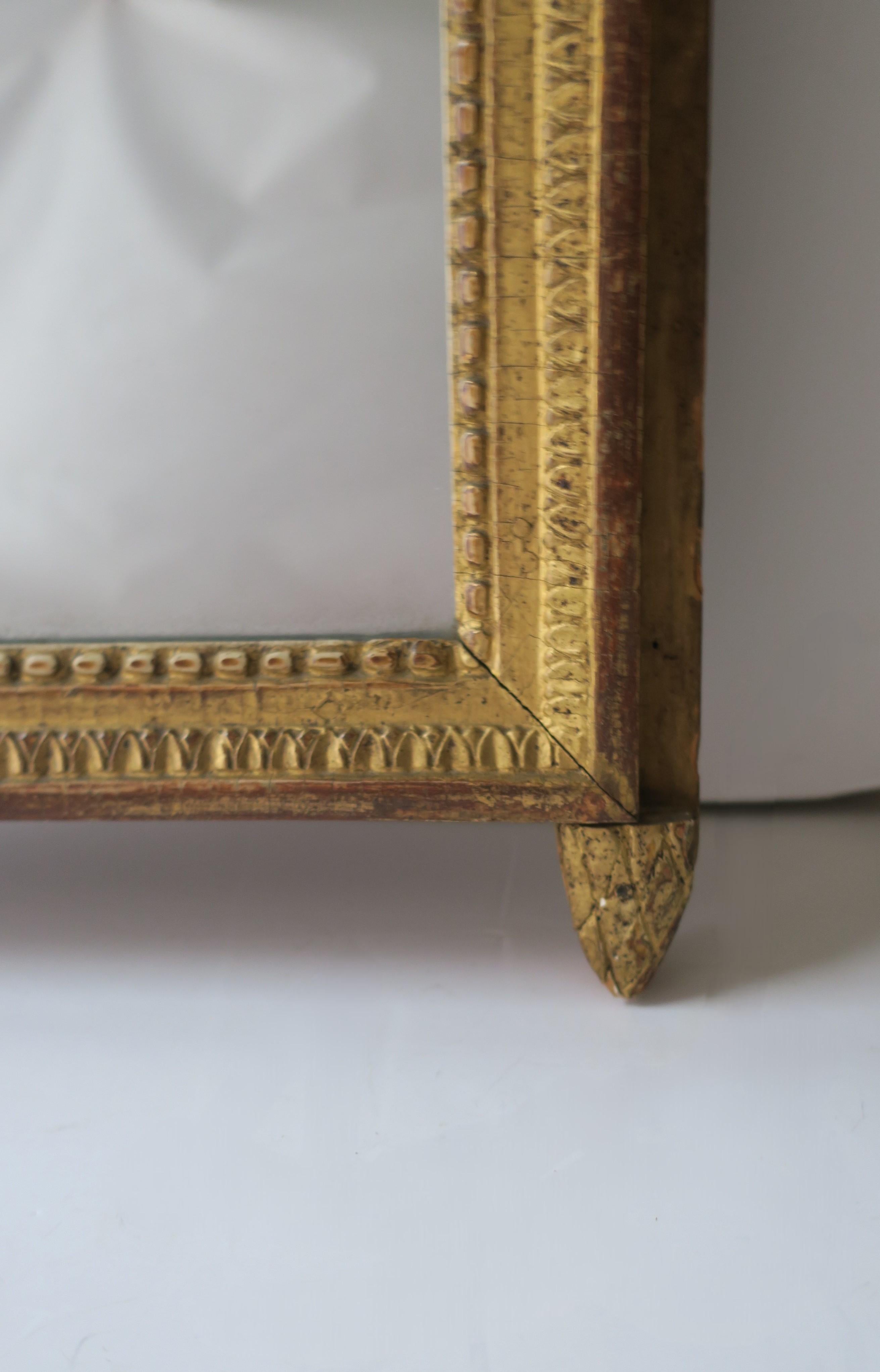XIX secolo Specchio da parete in legno dorato in stile neoclassico in vendita