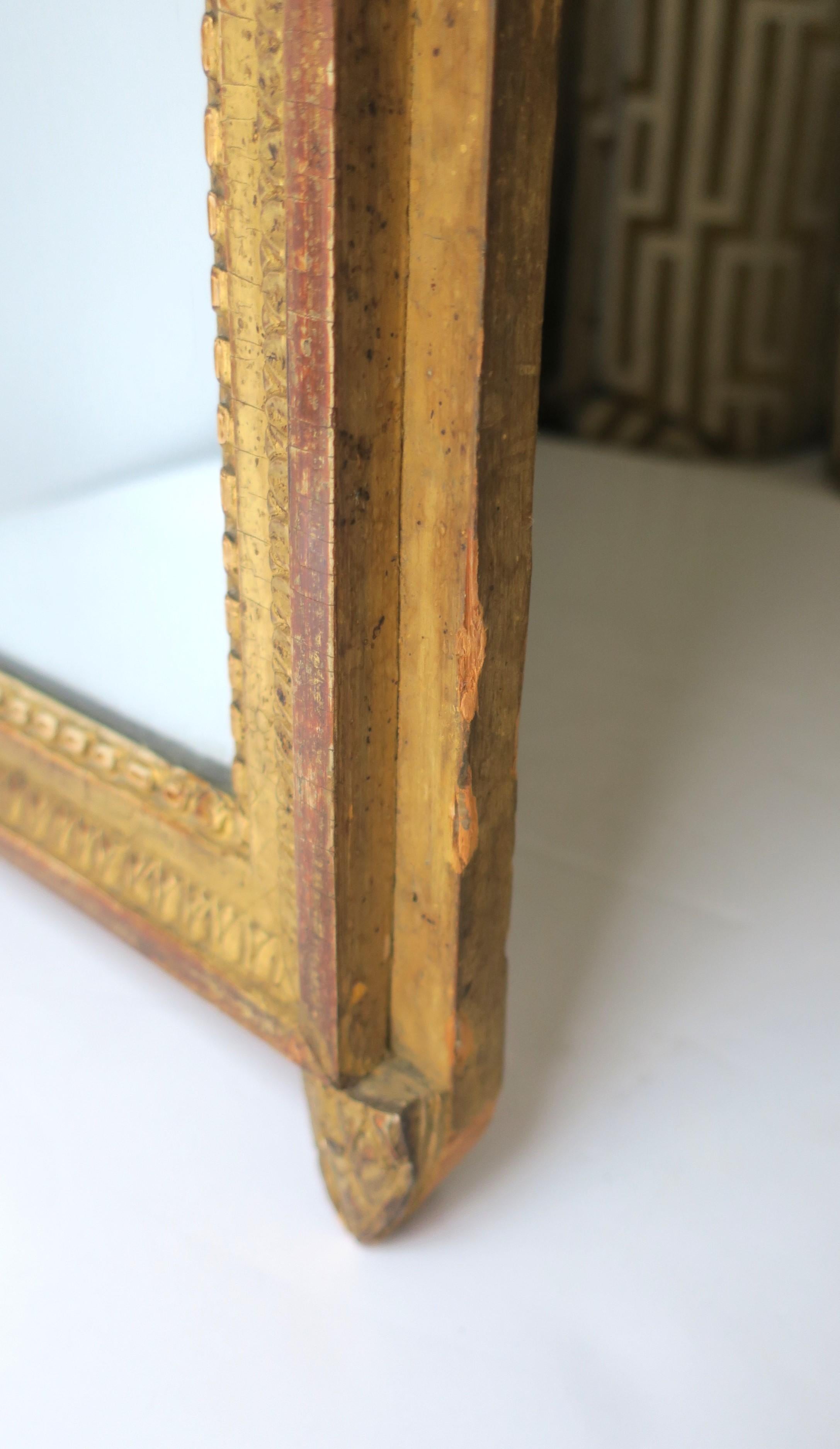 Specchio da parete in legno dorato in stile neoclassico in vendita 1
