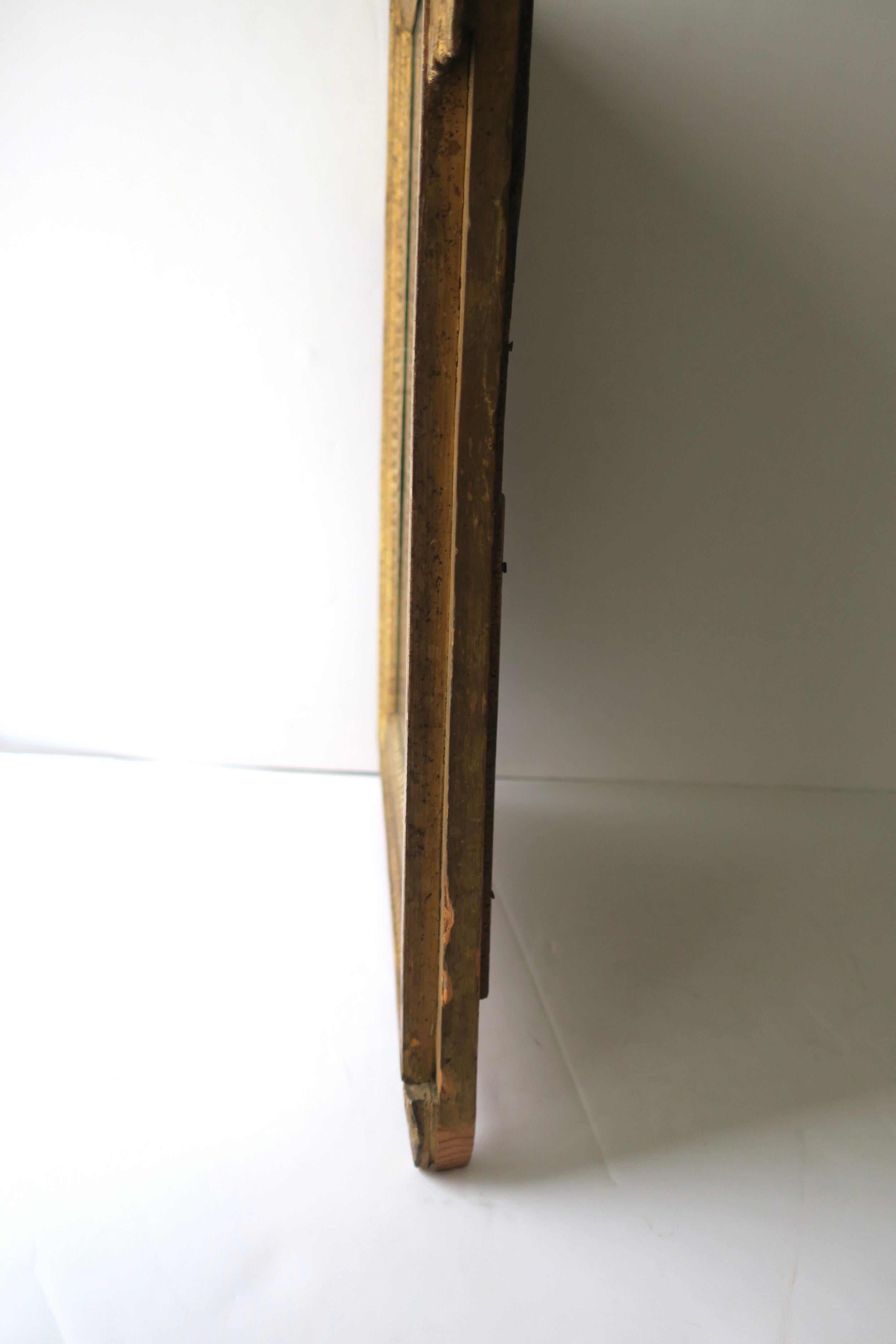 Specchio da parete in legno dorato in stile neoclassico in vendita 3