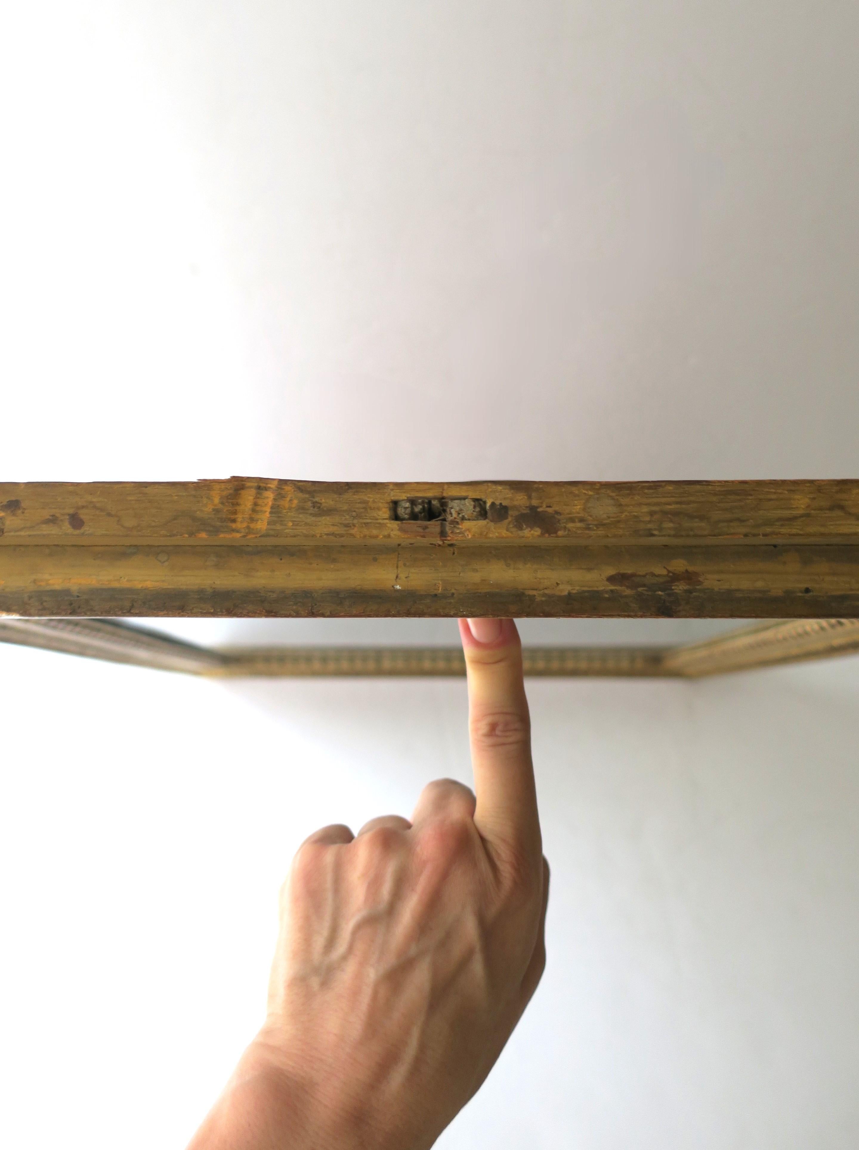 Specchio da parete in legno dorato in stile neoclassico in vendita 2