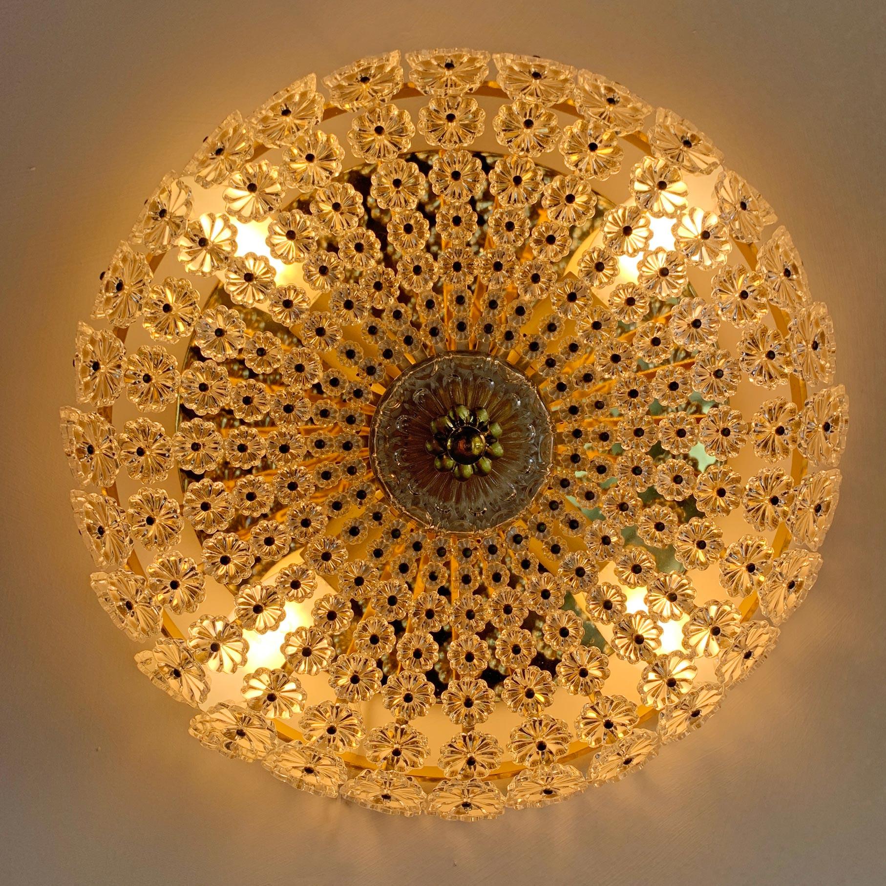 Emil Stejnar (Australien) Sonnenschliff-Einbauleuchte, entworfen für die Firma H. Richter, 1950er Jahre.

Elegante, goldfarbene Einbaubeleuchtung mit Hunderten von einzelnen kleinen, umgedrehten Blumen aus Glas auf einem goldenen Rahmen mit einem